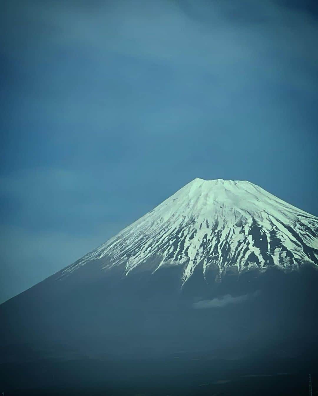 行正り香さんのインスタグラム写真 - (行正り香Instagram)「美しき富士山を眺めながら、京都へ。一度伺ってみたかった「ごだん宮沢」にてお昼をいただきました。美しい器に季節のお料理。心落ち着くお昼をいただいて、帰り道に東寺を散歩しました。金堂の薬師三尊の前では、お経をあげるお坊さん。静けさの中でなんとも優しい声色。音楽を聴くような時間でした。これから仕事もあって、時々京都に伺います。楽しみです。#行正り香 #rikayukimasa #ごだん宮沢 #kyoto #japan #東寺」4月9日 17時27分 - rikayukimasa