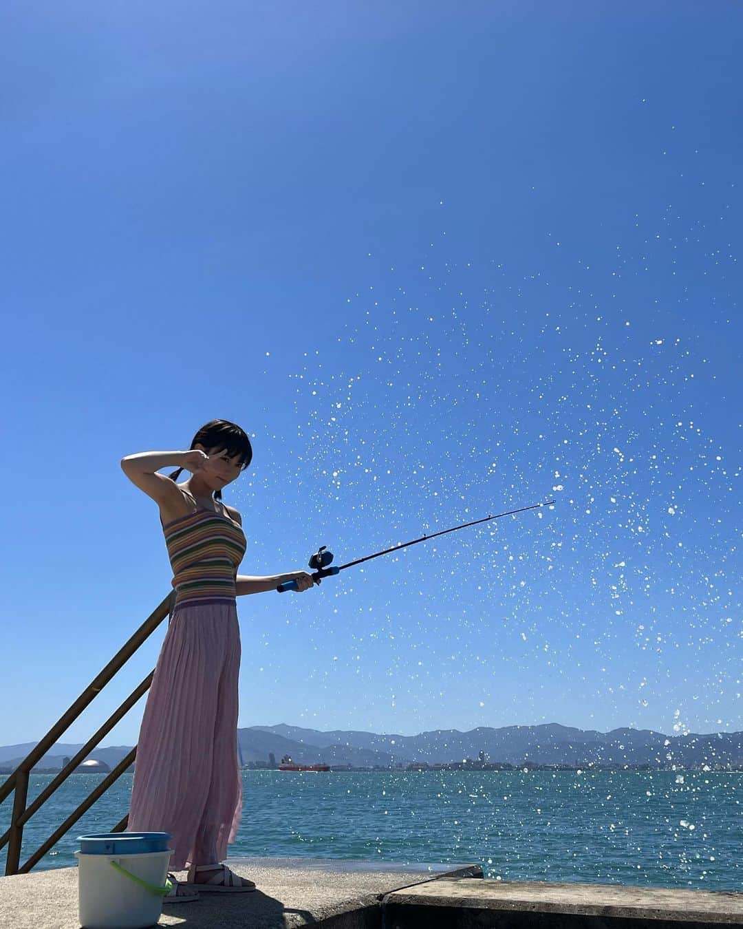 田中美久さんのインスタグラム写真 - (田中美久Instagram)「釣り糸壊してしまって何にもお魚さん釣れなかったけど誌面を見たファンさんは釣れたらいいな…とか思います。　#漁師   #BOMB 5月9日表紙発売 #田中美久　#雑誌　#釣り」4月9日 17時31分 - mikumonmon_48