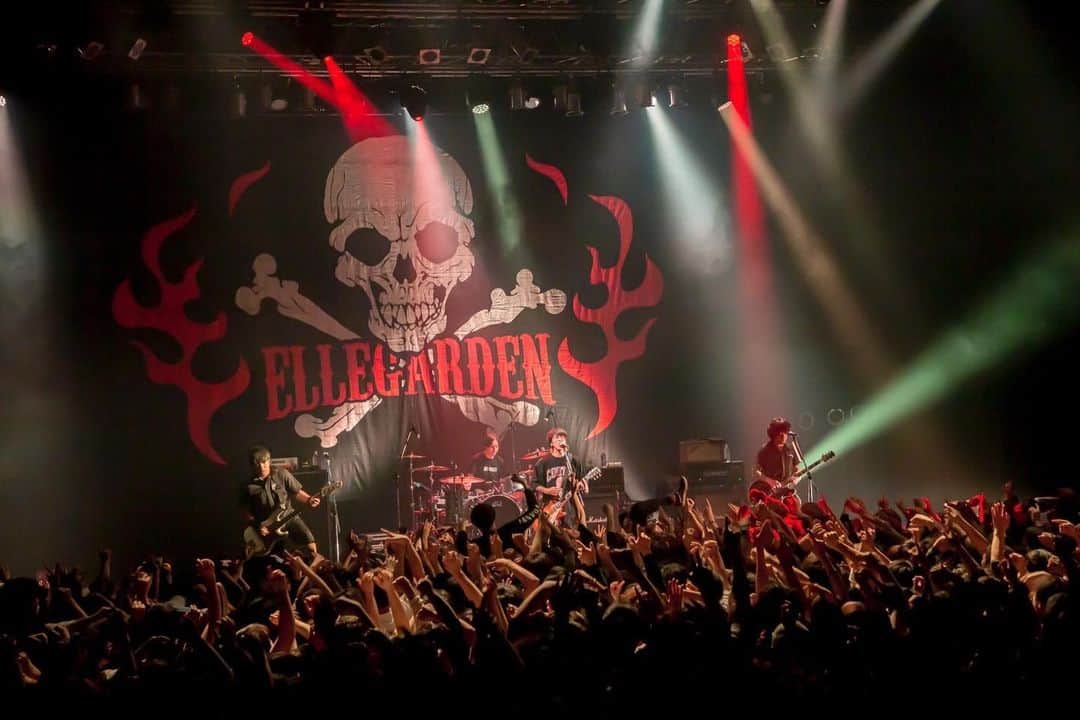 のインスタグラム：「The End of Yesterday Tour、36本のうちの13本が終わりました。 長い長いツアーだと思っていたけど、思っていたよりも全然早く毎日が過ぎていきます。 それだけ充実した日々なのだろうし、他の何にも変えられない瞬間、時間をメンバースタッフ、そしてライブに来てくれているみんなと共有出来ている実感があります。 これからも1本1本を大切に、全力で。  Photo by @takashi_konuma」