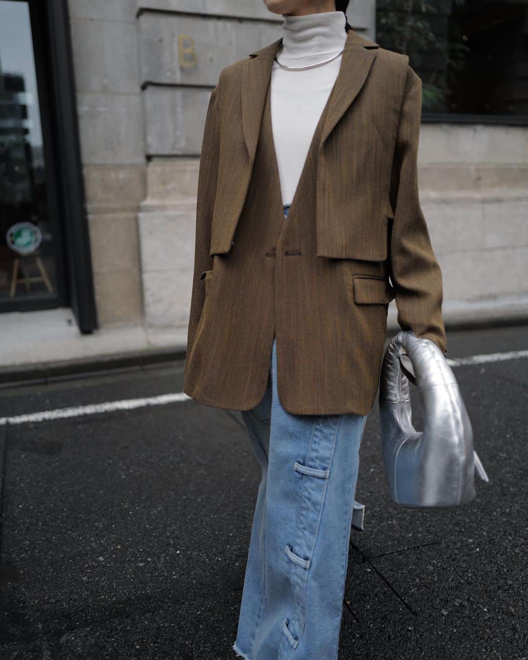 黒石奈央子さんのインスタグラム写真 - (黒石奈央子Instagram)「実際のデニムのパンツをスカートにリメイクしそこから綺麗なシルエットになるよう修正を重ねて作り上げたこだわりデニムスカート。 こちらamate先行限定  そして一見普通のテーラードジャケットに見える襟がセパレートになるデザインジャケット  ヴィンテージライクなヘリンボーン素材を使用  ウールタッチ合繊素材でイージーケア。  テーラーカラーパーツは単体でも使用可能。  あと、プリーツスカートもセットで作ったのでまた公開します！  jk 先行アイテム sk amate先行対象 . .  23AW先行ご予約会日程  【WEB STORE】 ■Amate会員様 4/17(月)18:00～4/24(月)13:00 ※4/20(木)10:00～11:59はシステムの都合上、ご購入いただけませんので予めご了承ください。  ■一般のお客様 4/20(木)12:00～4/24(月)13:00  【代官山店】 4/20(木),21(金)  【新宿店】 4/22(土)～4/24(月)  【心斎橋店】 4/21(金)～4/24(月)  【名古屋店】 4/28(金)～4/30(日)  こちらで先行アイテムまとめてます！ #ameri2023autumnwinter  @ameri_shinjuku @amerivintage @ameri_daikanyama @ameri.shinsaibashi  @ameri_nagoya #ameri#amerivintage #fashion #coordinate#ootd#outfit#osanposnap #705_outfit #大人ファッション #大人コーディネート #大人スタイル #modestyle #modefashion#modecasual」4月9日 18時00分 - blackstone705