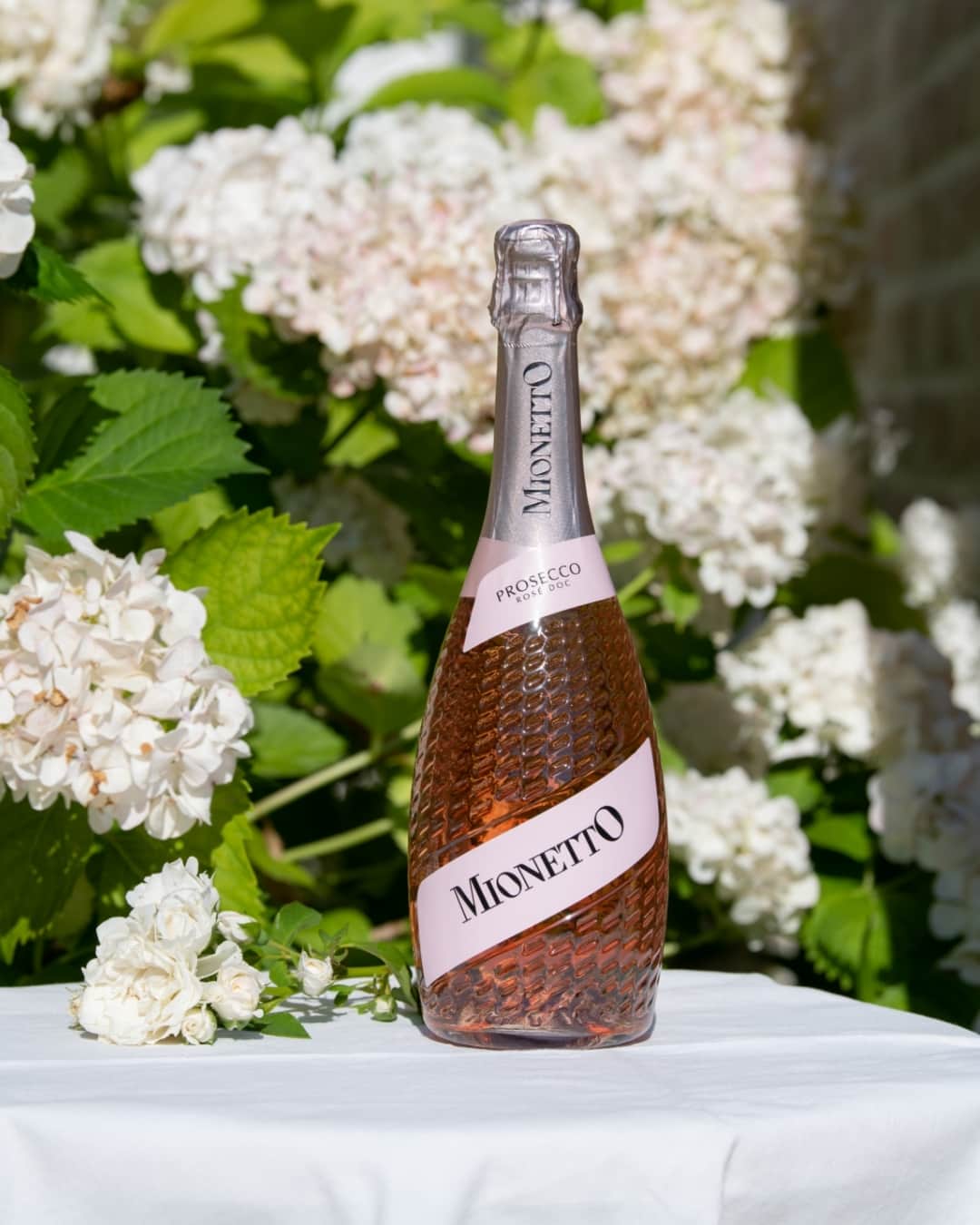 Mionetto Proseccoのインスタグラム：「Celebriamo la Pasqua con un brindisi che profuma di primavera e il nostro fresco Prosecco Rosé Doc: auguri a tutti!  We celebrate Easter with a toast that smells of spring and our fresh Prosecco Rosé Doc: best wishes to all!  #mionetto #prosecco  #mionettoeshop  #mionettoprosecco  #mionettoinsieme #orangesoul  #rosewine #rosewinelovers #proseccorosé #proseccolover #proseccotime #proseccosuperiore #proseccohills #collinedelprosecco  Bevi Mionetto responsabilmente⁣⁣⁣⁣ Enjoy Mionetto responsibly」