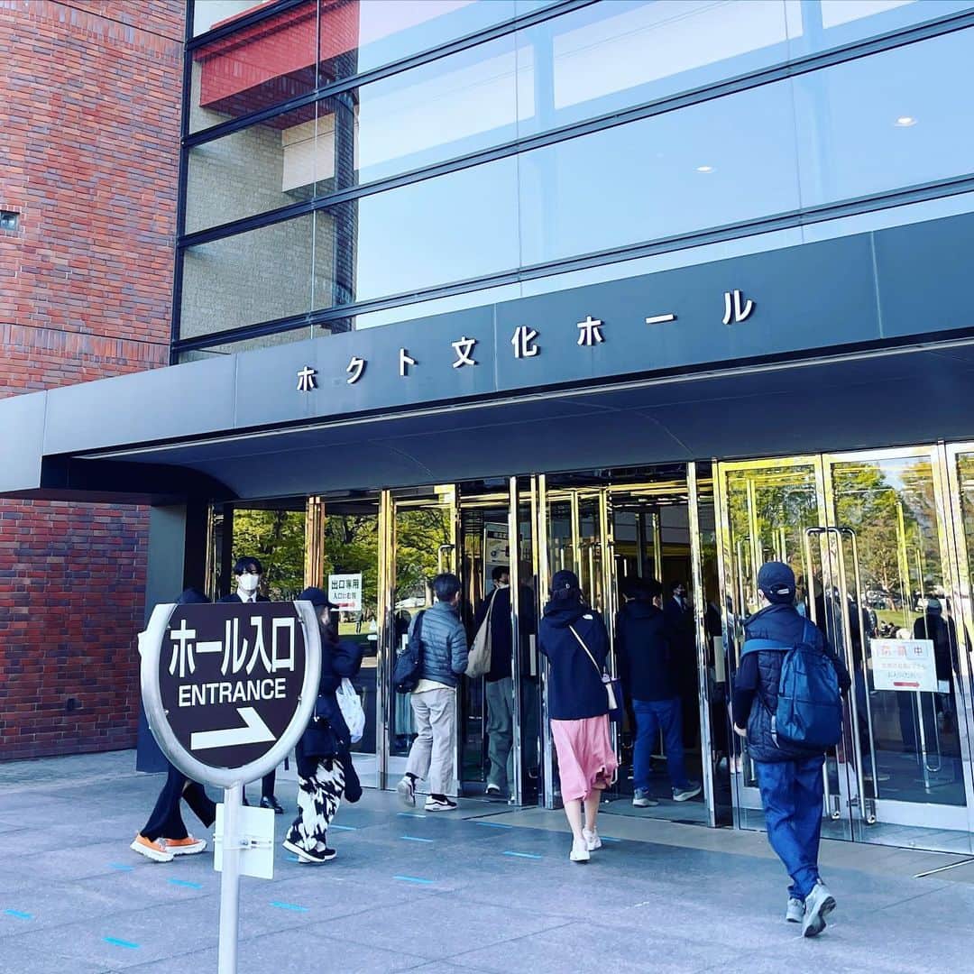 堂島孝平さんのインスタグラム写真 - (堂島孝平Instagram)「ANGERME CONCERT TOUR 2023「BIG LOVE」観れました。いやあ、良すぎました。セトリすごすぎる。観ることに意味があると思いました。為永さんの凱旋公演すてきでした✊ #しーマ #しーま #ツタンカーメンからのモナリザ」4月9日 17時38分 - dojima_kohei
