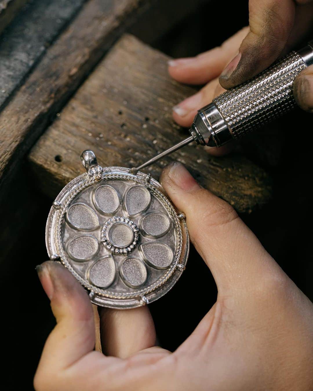 グーセンス パリのインスタグラム：「Precision of a gesture, minutia of the workmanship, accuracy of proportions and perfection of the object.」