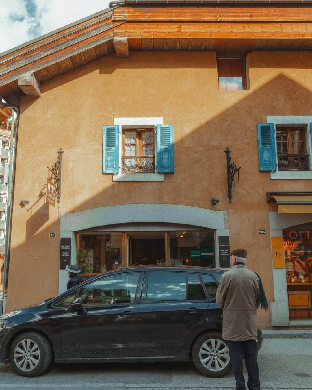 Putri Anindyaさんのインスタグラム写真 - (Putri AnindyaInstagram)「About Chamonix //   For me, seeing the buildings around Chamonix was an entertainment. Everything was just super eye pleasing and I can’t stop taking pictures. These are just some of the cute buildings around and you really have to see for your own eyes. I thought that we really need to go up with cable cars or hike to Mont Blanc, but turns out just visiting this town for two hours and a half was a blessing. Thank you for taking me here @capra311 . What a marvelous impromptu trip to Chamonix, France🏔   #chamonix #france #alps」4月9日 17時50分 - puanindya