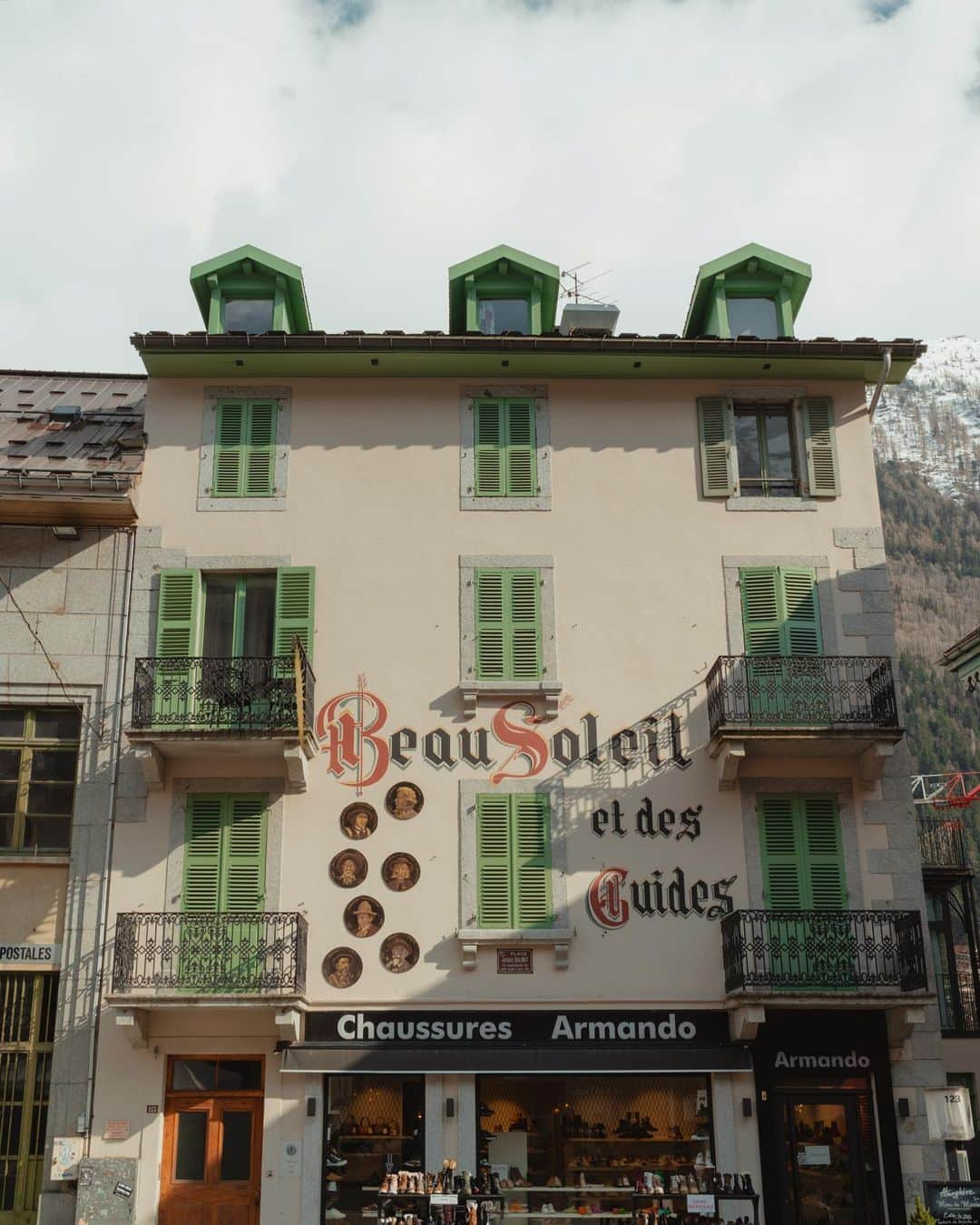 Putri Anindyaさんのインスタグラム写真 - (Putri AnindyaInstagram)「About Chamonix //   For me, seeing the buildings around Chamonix was an entertainment. Everything was just super eye pleasing and I can’t stop taking pictures. These are just some of the cute buildings around and you really have to see for your own eyes. I thought that we really need to go up with cable cars or hike to Mont Blanc, but turns out just visiting this town for two hours and a half was a blessing. Thank you for taking me here @capra311 . What a marvelous impromptu trip to Chamonix, France🏔   #chamonix #france #alps」4月9日 17時50分 - puanindya