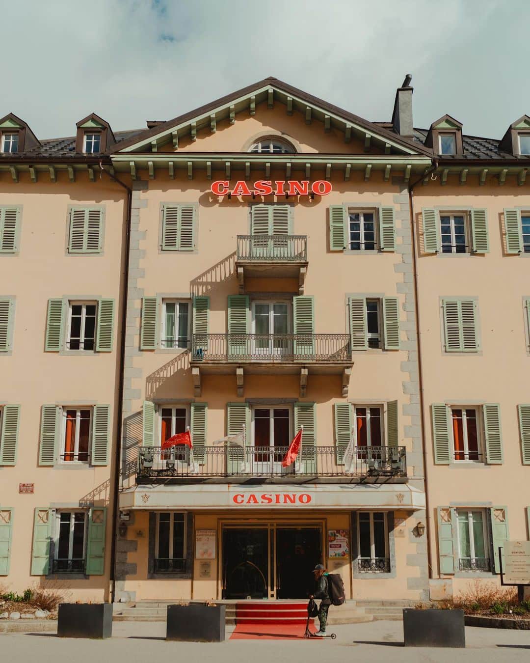Putri Anindyaさんのインスタグラム写真 - (Putri AnindyaInstagram)「About Chamonix //   For me, seeing the buildings around Chamonix was an entertainment. Everything was just super eye pleasing and I can’t stop taking pictures. These are just some of the cute buildings around and you really have to see for your own eyes. I thought that we really need to go up with cable cars or hike to Mont Blanc, but turns out just visiting this town for two hours and a half was a blessing. Thank you for taking me here @capra311 . What a marvelous impromptu trip to Chamonix, France🏔   #chamonix #france #alps」4月9日 17時50分 - puanindya