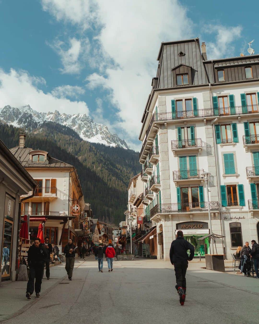 Putri Anindyaさんのインスタグラム写真 - (Putri AnindyaInstagram)「About Chamonix //   For me, seeing the buildings around Chamonix was an entertainment. Everything was just super eye pleasing and I can’t stop taking pictures. These are just some of the cute buildings around and you really have to see for your own eyes. I thought that we really need to go up with cable cars or hike to Mont Blanc, but turns out just visiting this town for two hours and a half was a blessing. Thank you for taking me here @capra311 . What a marvelous impromptu trip to Chamonix, France🏔   #chamonix #france #alps」4月9日 17時50分 - puanindya