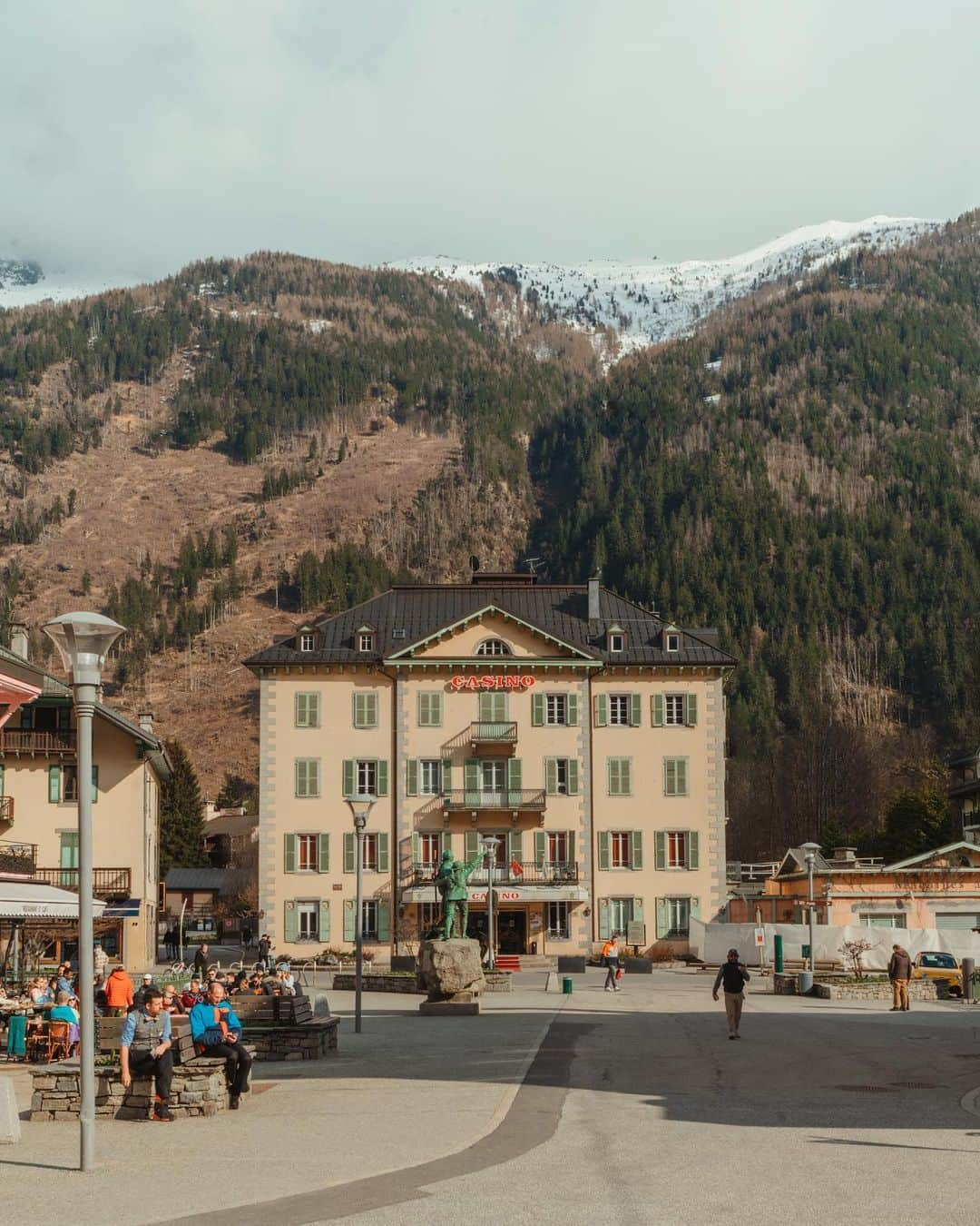 Putri Anindyaのインスタグラム：「About Chamonix //   For me, seeing the buildings around Chamonix was an entertainment. Everything was just super eye pleasing and I can’t stop taking pictures. These are just some of the cute buildings around and you really have to see for your own eyes. I thought that we really need to go up with cable cars or hike to Mont Blanc, but turns out just visiting this town for two hours and a half was a blessing. Thank you for taking me here @capra311 . What a marvelous impromptu trip to Chamonix, France🏔   #chamonix #france #alps」