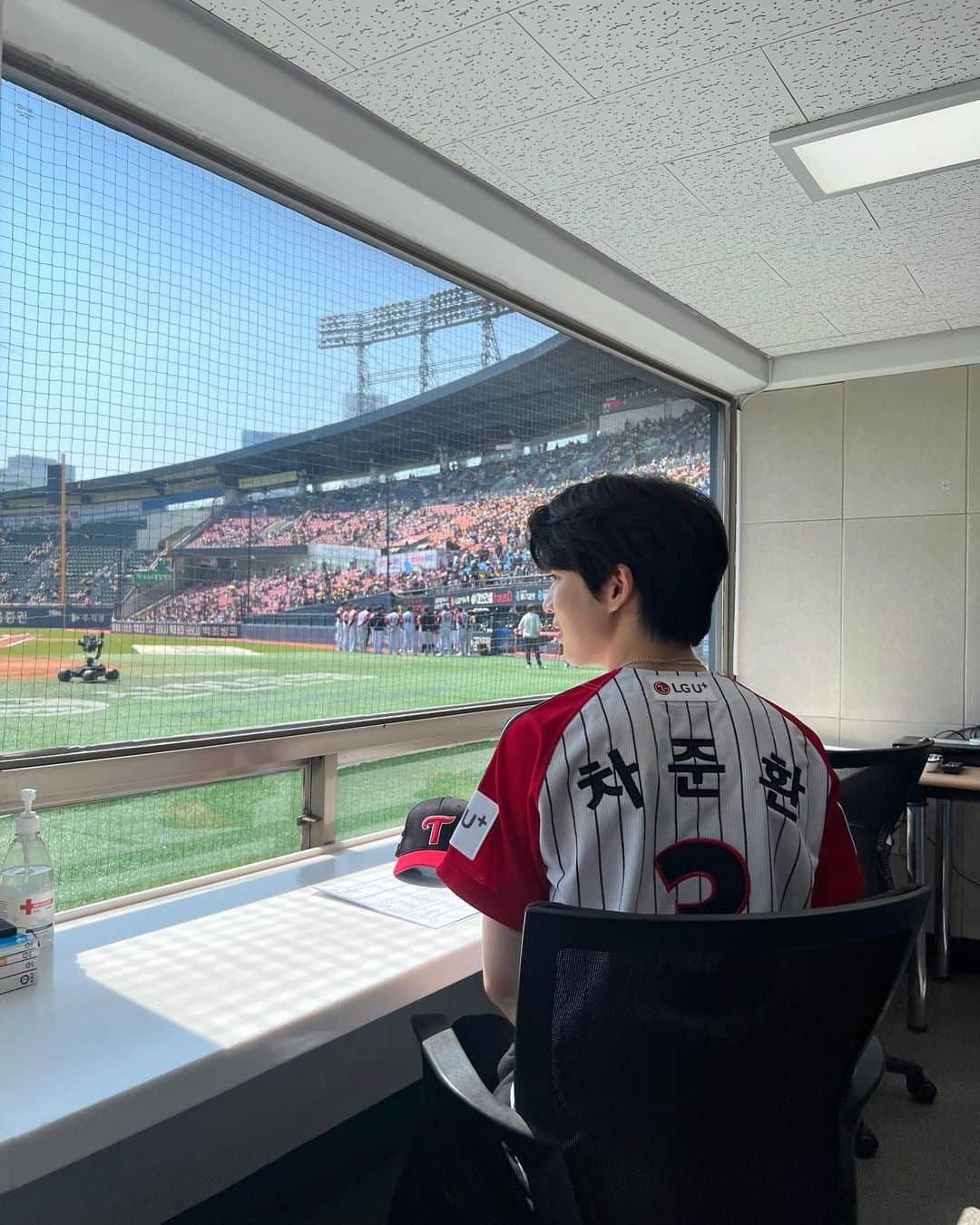 チャ・ジュンファンのインスタグラム：「⚾️소중한 추억 하나 만들고 갑니다. 무적LG 앞으로도 화이팅!!❤️‍🔥  #🧚🏻‍♂️ #엘지전_아니아니 @lgtwinsbaseballclub 화이팅😄」