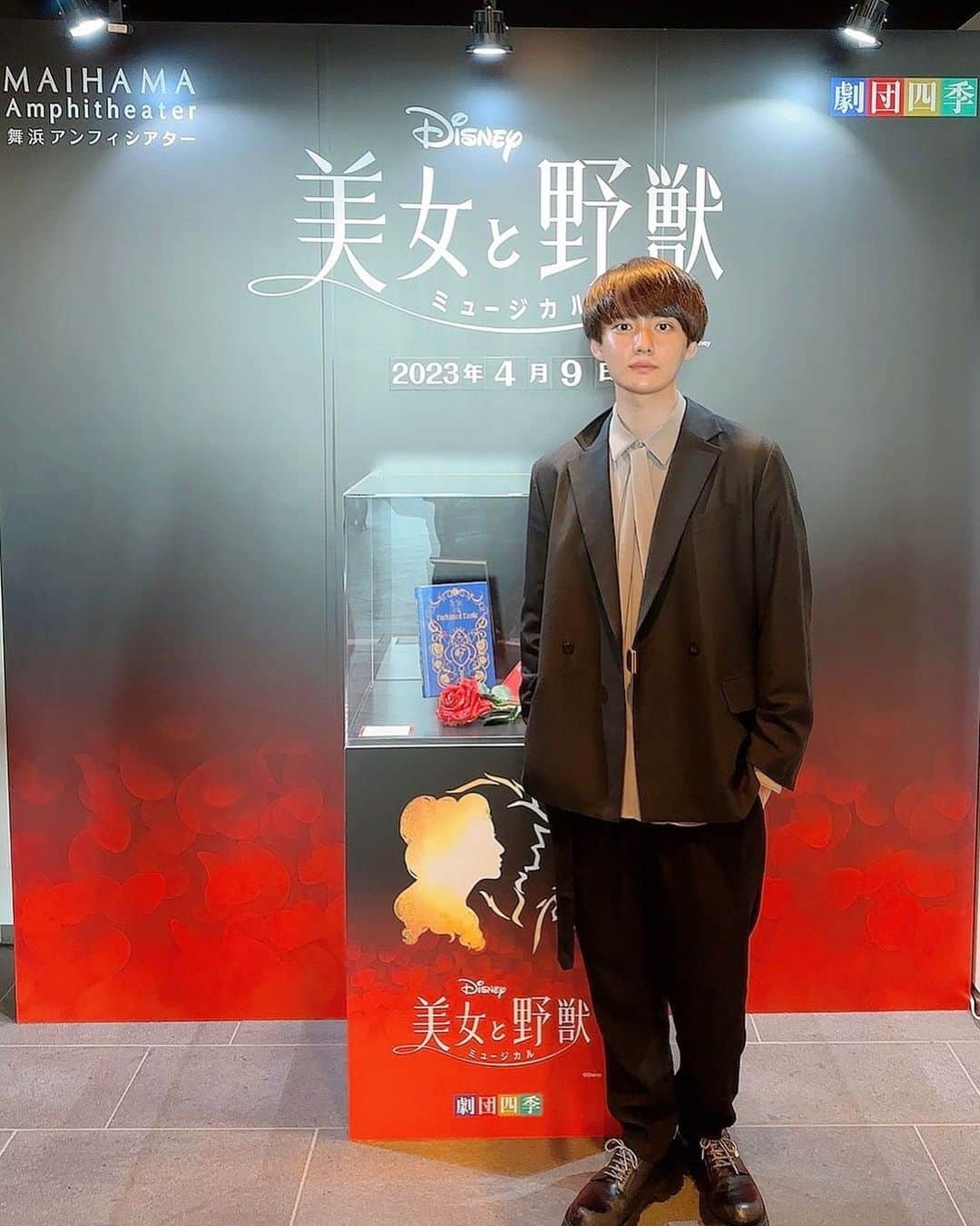 のインスタグラム：「今日は母の誕生日で劇団四季の美女と野獣を家族で観に行きました！  ルミエールとコグスワースのやりとりが面白くて楽しかったです😊 感動しました🥺  これからフレンチ！ 食テロしていいですか？🤔  #劇団四季 #美女と野獣」