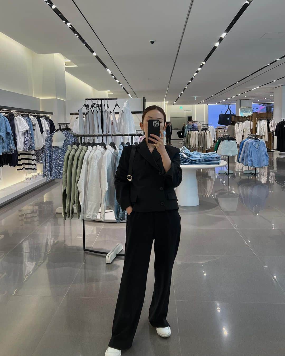 muua777のインスタグラム：「.  あれだけ大好きだったジャケットも、ここ数年迷子になっていて。  バランスのいいコンパクトなものだと、どうしてもコンサバに寄ってしまってモード感が足りない。  かっこいいなと思うとサイズが大きい。  それが、ついについについに！！ 今日ZARAで出会えてしまった😭😭😭  ✔︎ショート丈 ✔︎首の開きが深くない ✔︎ボタン位置が上部から付いている  まさに小柄に最適なデザイン！！  ZARAではお高めな15990円だけど、お値段以上の洒落たデザインで🛍️  入卒のオケージョンにも差が付くやつです👍  #ZARA購入品 ウールブレンドクロップドブレザー 2469/477」