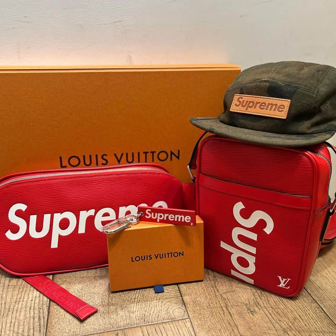 fools_judge_streetさんのインスタグラム写真 - (fools_judge_streetInstagram)「Supreme × Louis vitton items🤍  プロフィール欄より、 オンラインストア商品ページにアクセスできます。 ※その他ご不明点は店頭または、 DMまでお問い合わせください。  如有任何疑问，请在instagram上留言。 欢迎浏览我们的网上商店以及光临我们在原宿的实体店。  For inquiries, please message us on instagram. Please confirm our online store. Thank you.  #louisvuitton#supreme #louisvittonsupreme#supremelouisvuitton #supremeforsale#supreme4sale #louisvittonforsale#louisvitton4sale #シュプリーム#ルイヴィトン #シュプリームルイヴィトン#ルイヴィトンシュプリーム」4月9日 17時49分 - fools_judge_street