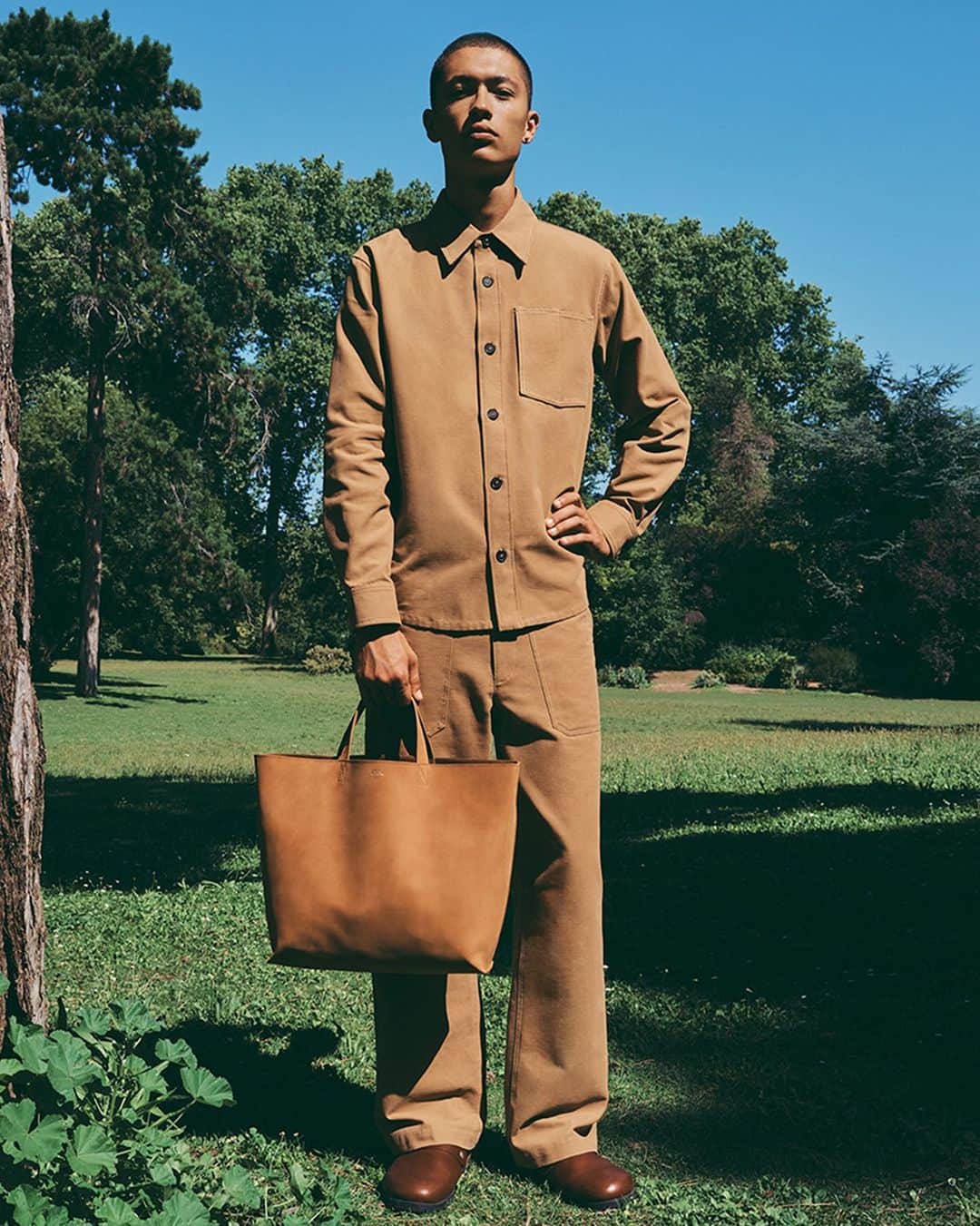 アーペーセーのインスタグラム：「Nothing left behind with our Maiko horizontal shopper tote in nubuck.  A unisex bag featuring two handles to carry the bag by hand and a long strap to carry it on the shoulder or across the chest.  Only available in the US and in selected stores.  Creative direction & Styling: @suzannekoller Photography: @samrocksamrock  #APCParis #APCSS23」