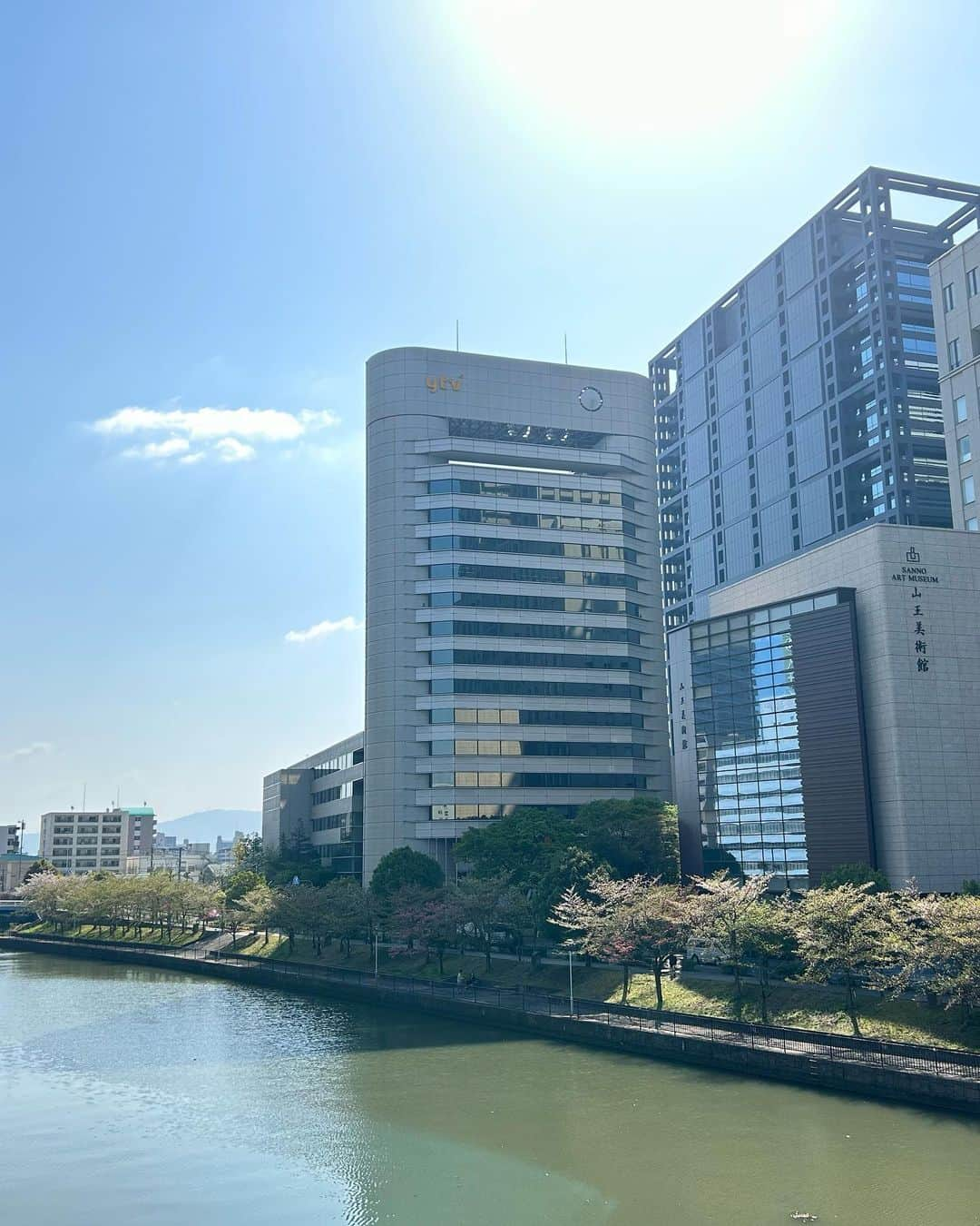 牧野誠三のインスタグラム：「桜の花はまだ頑張って咲いています。🌸 あす、月曜日に入学式の方を待っているかのようです。 青空、綺麗でもね！ #ytv #読売テレビ #牧野誠三 #フリーアナウンサー #さくら #青空 #大阪城公園」