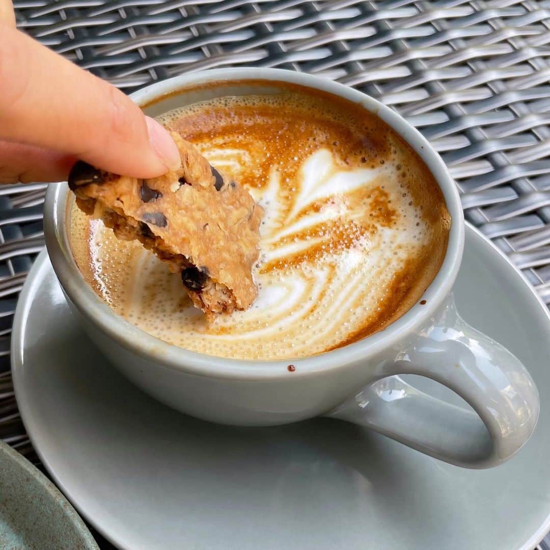 尾花貴絵のインスタグラム：「😋 . Dip Dip dip!!! ☕＋🍪＝天才👏🏻💯  Glutenfree cookie @ovgo_official  Cafe latte @swell_coffee_roasters  . 仕事を終え、ちょっと休憩。 . . #cafe #cookie #ovgo #vegan #organic #vegancookie」