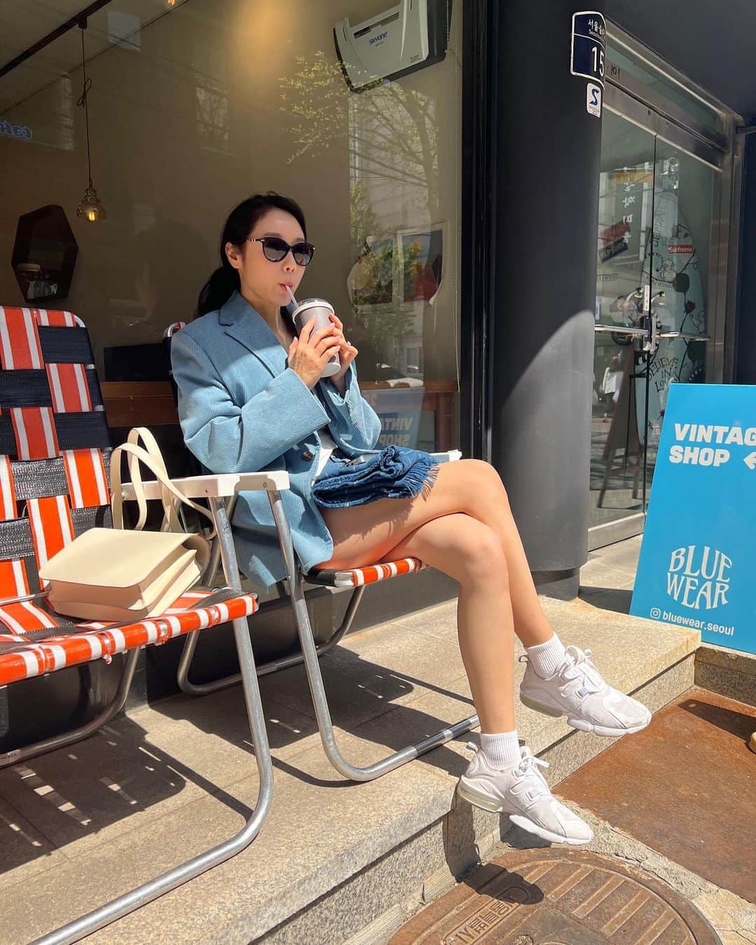イ・シウォンのインスタグラム：「주말, 햇빛 받고 안경 맞춤 😎🤓  #크라운판토」
