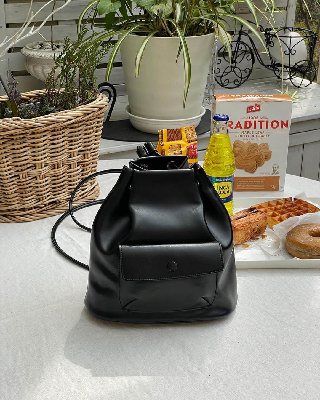 DHOLIC SNAPのインスタグラム：「新年度におすすめのBag👜 年度が変わりバッグも新調 したくなるこの季節🌸 デイリーにもオフィスにも学校にも どんなシーンにも使えるバッグを ご紹介🛍️  アイテム詳細はショッピングよりご確認いただけます♡」