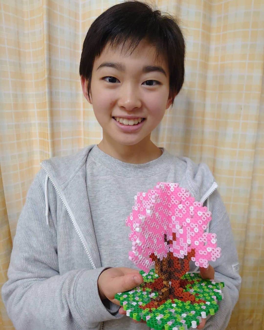 村山輝星のインスタグラム：「🎓💐🌸  3月末、学童を卒所しました。 一緒に写っているのは、学童の指導員の先生がアイロンビーズで作った桜の木です。学童の玄関に飾られていて、思い出に残したかったので撮影しました。 アイロンビーズをこうやって立体に組み上げると素敵な作品に仕上がることを、私は学童で学びました。 学童では指導員の先生方をはじめたくさんの方々にお世話になり、数え切れない程たくさんの思い出ができました。 チビッ子だった小学校1年生の時から、6年間どうもありがとうございました！  by きらり  🎓💐🌸  先程きらり母から送られてきた写真とコメントです☺️ 卒業、入学のコメントやDM ありがとうございました🌸🌸🌸  #村山輝星 #劇団東俳 #Tプロジェクト #卒業 #アイロンビーズ」