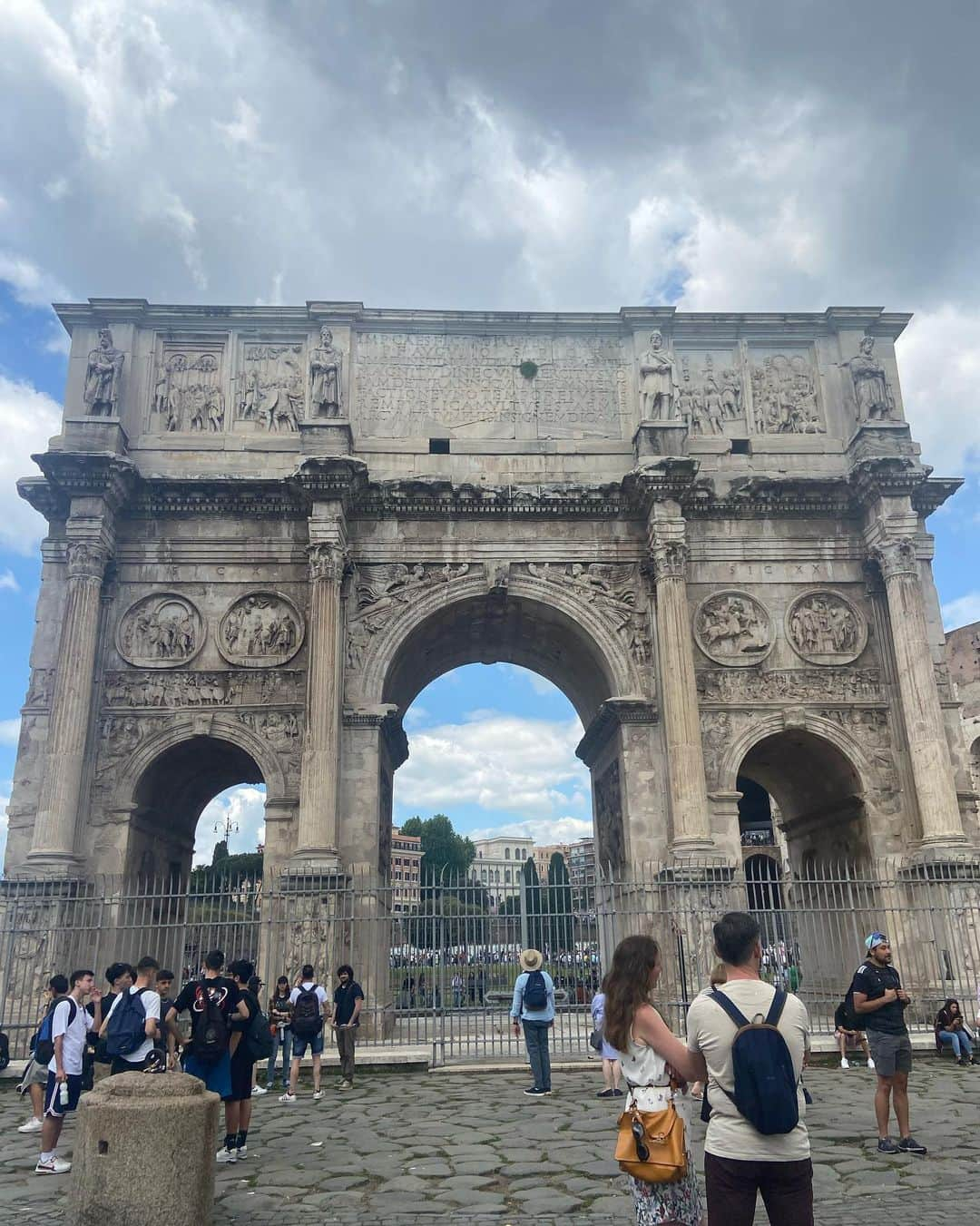 高橋美帆さんのインスタグラム写真 - (高橋美帆Instagram)「✈️️🇮🇹  #ローマ #roma  #ローマ歴史地区  #世界遺産 #コロッセオ  #コンスタンティヌスの凱旋門  #真実の口  #フォロロマーノ  #スペイン広場  #パンテオン  #広場で見つけた阿部寛  #イタリア #italy  #イタリア旅行  #ヨーロッパ旅行」5月12日 17時00分 - miho_takahashi_39