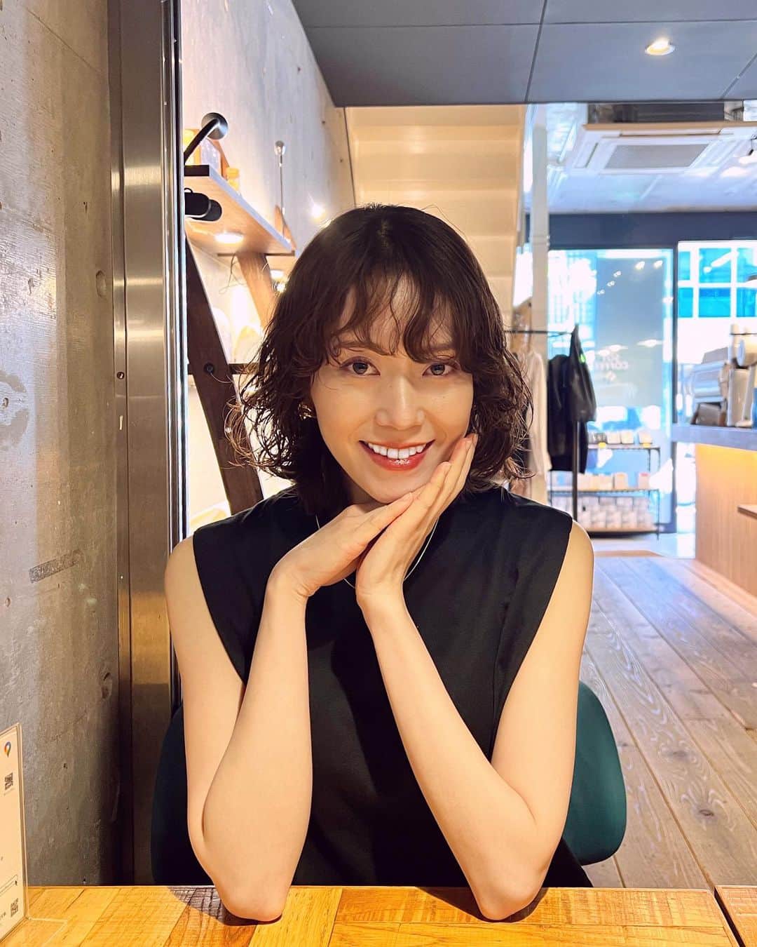 のインスタグラム：「🖤  あっという間のGW とってもとっても楽しかった…🖤  GW前から私は里帰り出産の為に 関西の実家へ帰省しています (GW期間はお旦那も帰省)  最近はどんな出来事も きっとふたりで過ごす最後の〜かな。  と思う事が多くなって 今まで以上に何気ない日々も 特別な時間も愛おしく感じます  GWが終わって お旦那も湘南へ帰ってしまったので なんだか出産までいよいよ感が  今のところ母子共に順調です☺︎  よしっ.ᐟ‪.ᐟ GWが明けたので完売していた  ✿ 𝑪𝑰𝑵𝑪𝑶 𝑽𝑨𝑹𝑰𝑨𝑵𝑫 ✿  "𝒕𝒉𝒆 𝒆𝒔𝒔𝒆𝒏𝒄𝒆 𝒔𝒆𝒓𝒖𝒎" 30ml / ¥33.000 tax-in  の再販準備もピッチを上げていきます🖤  まだ伝えきれていない美容液の情報や 美容、美肌につながるコンテンツの発信も たーっぷりしていきたいなと  しっかり休みを満喫した分 切り替えてまた頑張っていくぞ🌼  #7 #9monthspregnant  #gw #cincovariand #skincare #essence #serum #スキンケア #エッセンス #セラム #ヒト臍帯血細胞順化培養液 #ヒト幹細胞培養液  #ナイアシンアミド #ヒアルロン酸 #肌質改善」
