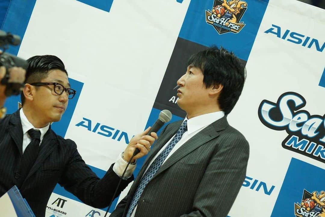 小林拓一郎のインスタグラム：「今は、ただただ感謝の気持ちしかありません。  JBL、NBL時代は、ファイナルに行くのが当たり前という時代があり、  目の前で栄光をつかみ取る瞬間だったり、  また頂点の場においての悔しい瞬間だったり、  何度も何度も何度も素晴らしい光景を見せていただきました。  でも、それ以上に、僕はバスケットボールというスポーツの本当の魅力を教えていただきました。  試合の局面では、こういう試合運びをしなければいけない。  「我慢」する時間帯、終盤の時間の使い方。  ダンクだったり、スリーポイントだったり、一つの一つの派手なプレーが注目されがちなバスケットですが、  「試合に勝つ」ためには、一体どうゲーム（タイム）コントロールしなければいけないか、、  チームのためにそれぞれ選手たちは、どんな役割を担うべきなのか、  また、試合に向けてどんなマインドで日々の練習に励み、準備をしなければいけないのか。  ただ、バスケット選手としての成長を望むのではなく、人間としての成長も視野に入れていたからこそ、代表選手もたくさん生まれたし、どのチームに移籍しても活躍する選手たちばかりでした。  そんなバスケットの基本の基本、しかし、奥深い部分を教えていただきました。  元々大好きなバスケットが、もっともっと好きになりました。  鈴木貴美一HC、本当に本当にありがとうございました。」