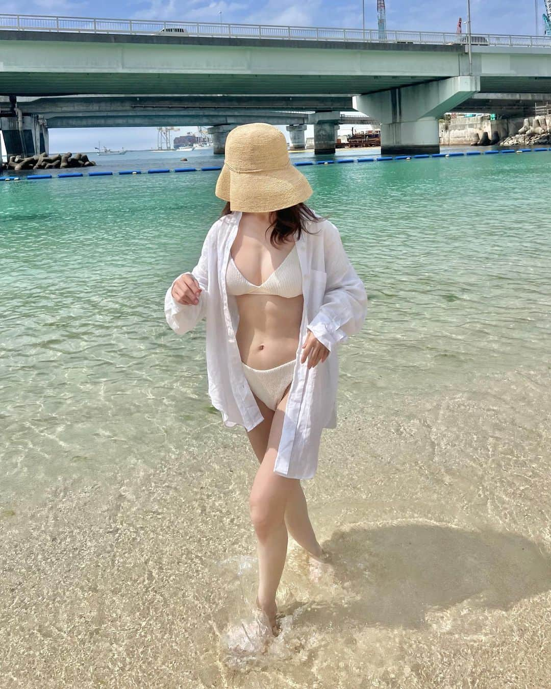 工藤はるかさんのインスタグラム写真 - (工藤はるかInstagram)「沖縄の思い出を..🐠🤍  海はまだ寒くて、足しか入れなかった🌬️」5月8日 22時34分 - har_326