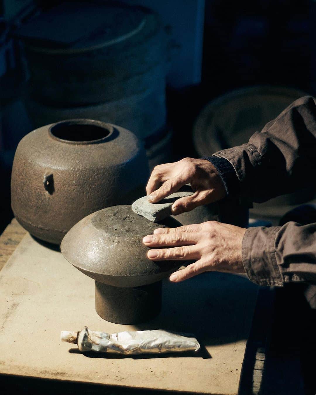 Loeweさんのインスタグラム写真 - (LoeweInstagram)「Documenting the ancient craft of Kama with 16th generation master craftsman Onishi Seiwemon.  LOEWE FOUNDATION has established a bespoke funding program to support the traditional craft of Kama iron tea kettles, made by the Onishi family since the Edo period. The initiative aims to safeguard the heritage of their 400 year old craft and cultivate future generations of Kama craftspeople.  #LOEWEfoundation #LOEWE」5月8日 22時34分 - loewe