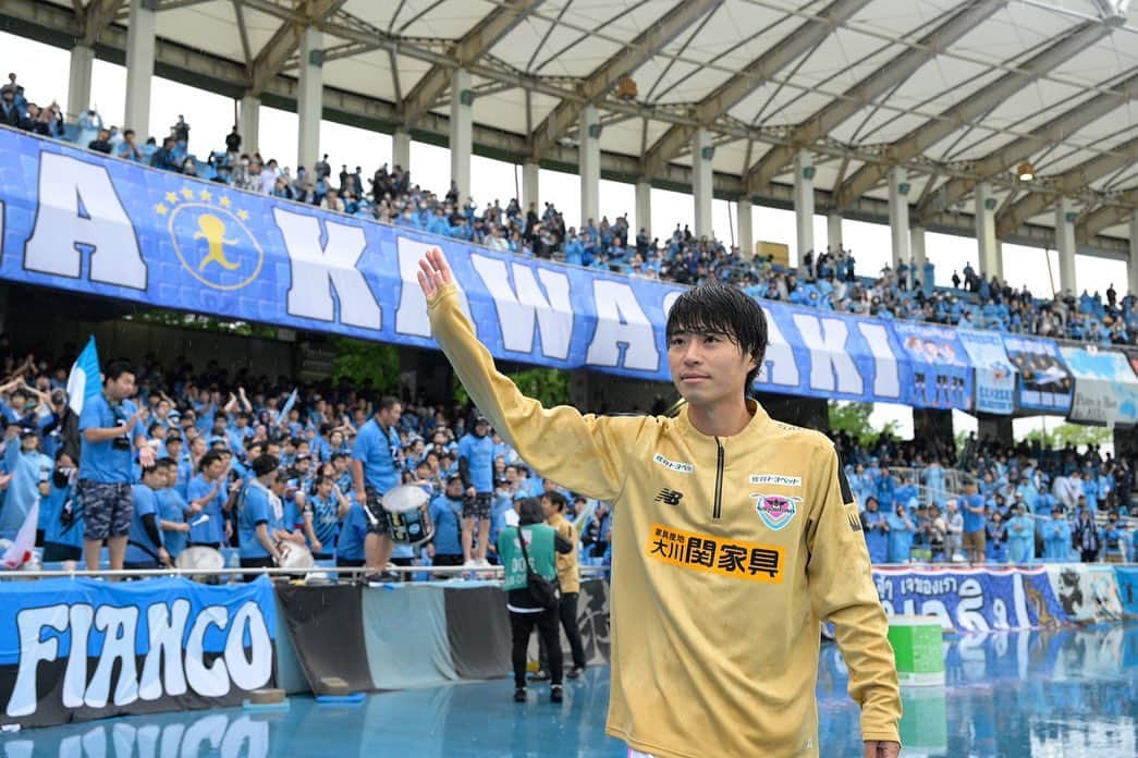 森谷賢太郎のインスタグラム：「川崎フロンターレ  「みんなパパのことが大好きだね！パパ良かったね！」  試合後、川崎フロンターレファン・サポーターのみなさんに温かく迎え入れられる僕の姿を見た娘が言った言葉です。  ありがとう！川崎フロンターレ！ 僕にとっていつまでも特別なクラブです。  最終戦、駅前不動産スタジアムでお待ちしております！  #frontale #sagantosu #悠ぽん350試合おめでとう」