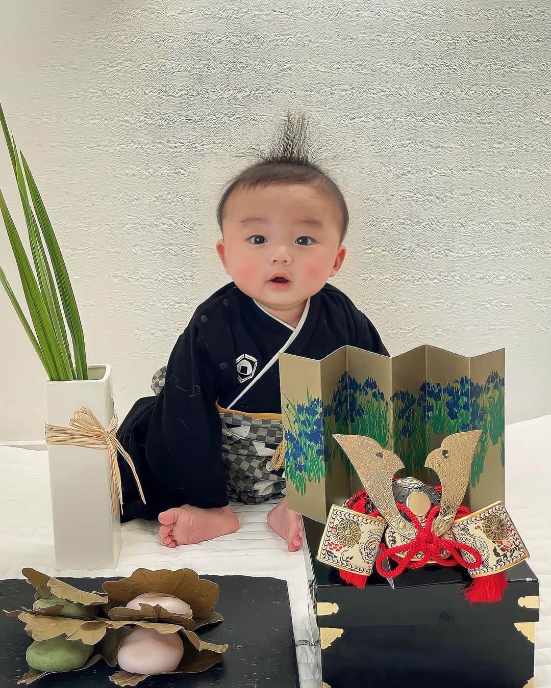 唯可（yuika）さんのインスタグラム写真 - (唯可（yuika）Instagram)「社長さん5ヶ月に突入しました。  え、もう5ヶ月？ え、もう赤ちゃん終わっちゃうの？ 寂しいなぁと思いながら1日1日を噛み締めてます🥹🤍  ヨダレの量が半端ないのと、グーしゃぶりのオンパレード、 きゃーとかの奇声を発する、縦抱きと座るのが大好き、 寝返りまだしません、頑張れ息子。 ミルクは160mlを3時間置きくらいに飲んでます🍼 夜泣きは朝方に一回起きるか朝まで起きないかで とっても楽になりました🫶ありがとね  毎日可愛いと愛しいが増しています🥹 産まれてくれてありがとう🥹  #生後5ヶ月#5ヶ月#赤ちゃん#男の子ママ#こどもの日#兜#歳の差姉弟#12月生まれ#5ヶ月ベビー#初節句#初節句フォト」5月8日 21時10分 - yu.i.k.a