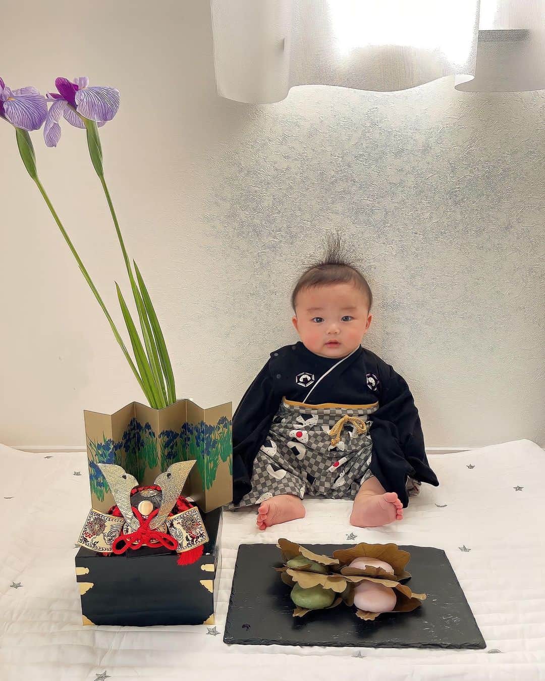 唯可（yuika）さんのインスタグラム写真 - (唯可（yuika）Instagram)「社長さん5ヶ月に突入しました。  え、もう5ヶ月？ え、もう赤ちゃん終わっちゃうの？ 寂しいなぁと思いながら1日1日を噛み締めてます🥹🤍  ヨダレの量が半端ないのと、グーしゃぶりのオンパレード、 きゃーとかの奇声を発する、縦抱きと座るのが大好き、 寝返りまだしません、頑張れ息子。 ミルクは160mlを3時間置きくらいに飲んでます🍼 夜泣きは朝方に一回起きるか朝まで起きないかで とっても楽になりました🫶ありがとね  毎日可愛いと愛しいが増しています🥹 産まれてくれてありがとう🥹  #生後5ヶ月#5ヶ月#赤ちゃん#男の子ママ#こどもの日#兜#歳の差姉弟#12月生まれ#5ヶ月ベビー#初節句#初節句フォト」5月8日 21時10分 - yu.i.k.a