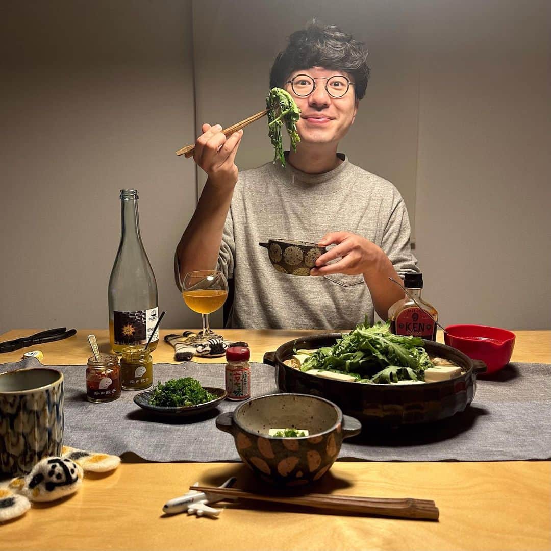 のインスタグラム：「＊ きょうも1日おつかれさま☻  ・あっさりと湯豆腐 ・GWいただいたおやついろいろ（一部です）  お昼つけ麺食べて、おやつにコーヒーとチョコクッキー食べて、 さすがに夕飯はあっさり湯豆腐・・と言いながら 頼まれて、けっきょく鶏肉入れてしまったけどね🤣笑  2023のGW＋マチアソビがぶじ終わりました☺️🤓♡ ご遠方からの方、お里帰りの方などなど 来てくれたみなさまありがとうございました！ （いろんな県からのお土産ありがたく頂きます〜） スタッフのみんなもありがとうね😉👏♡  そして、一休みして、あしたからは3つの新作氷💪 ありったけのセンスと今のわたしの気分が詰まった 春のかき氷2つと、今回はじめてキッチンスタッフ ななちゃんが考案試作したかき氷がひとつ。 (気をてらった構成にしなくてもこれがいいじゃん！て スパッと潔さがななちゃんらしくてすばらしくうまい…) 仕込みが細々と必要でめちゃ大変なんだけど、 みんなでがんばるのでぜひ食べにきてね〜☺️🍧✨」