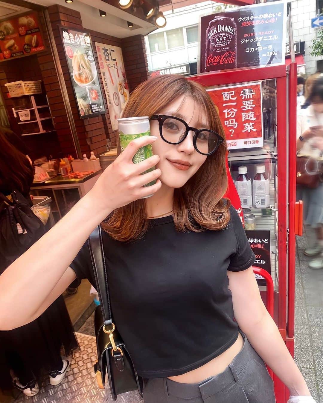 小串未来さんのインスタグラム写真 - (小串未来Instagram)「.  ふらっと寄ったカフェがオシャレで可愛いかった♡ 暑かったけん、アイスカフェラテ飲んだよ🥴🫶🏼  @diante.official の チビTにユニクロでGETした パンツが可愛くてヘビロテしとる🤫💕 ゆるっとしたパンツ大好きだらー 可愛いよねーー  それと、神戸の南京町で食べ歩きして 最近ハマっとる射的した🤣🙏笑 めちゃくちゃ上手くて趣味になった😤笑  #DIANTE #DIANTE_STYLE #fashion #outfit #ストレートパンツ  #チビt #ユニクロ #ユニクロ購入品  #zara #charlesandkeith #158cm  #神戸 #神戸カフェ #カフェ」5月8日 21時02分 - miku.ogushi