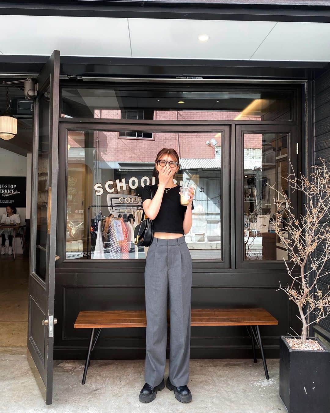 小串未来さんのインスタグラム写真 - (小串未来Instagram)「.  ふらっと寄ったカフェがオシャレで可愛いかった♡ 暑かったけん、アイスカフェラテ飲んだよ🥴🫶🏼  @diante.official の チビTにユニクロでGETした パンツが可愛くてヘビロテしとる🤫💕 ゆるっとしたパンツ大好きだらー 可愛いよねーー  それと、神戸の南京町で食べ歩きして 最近ハマっとる射的した🤣🙏笑 めちゃくちゃ上手くて趣味になった😤笑  #DIANTE #DIANTE_STYLE #fashion #outfit #ストレートパンツ  #チビt #ユニクロ #ユニクロ購入品  #zara #charlesandkeith #158cm  #神戸 #神戸カフェ #カフェ」5月8日 21時02分 - miku.ogushi