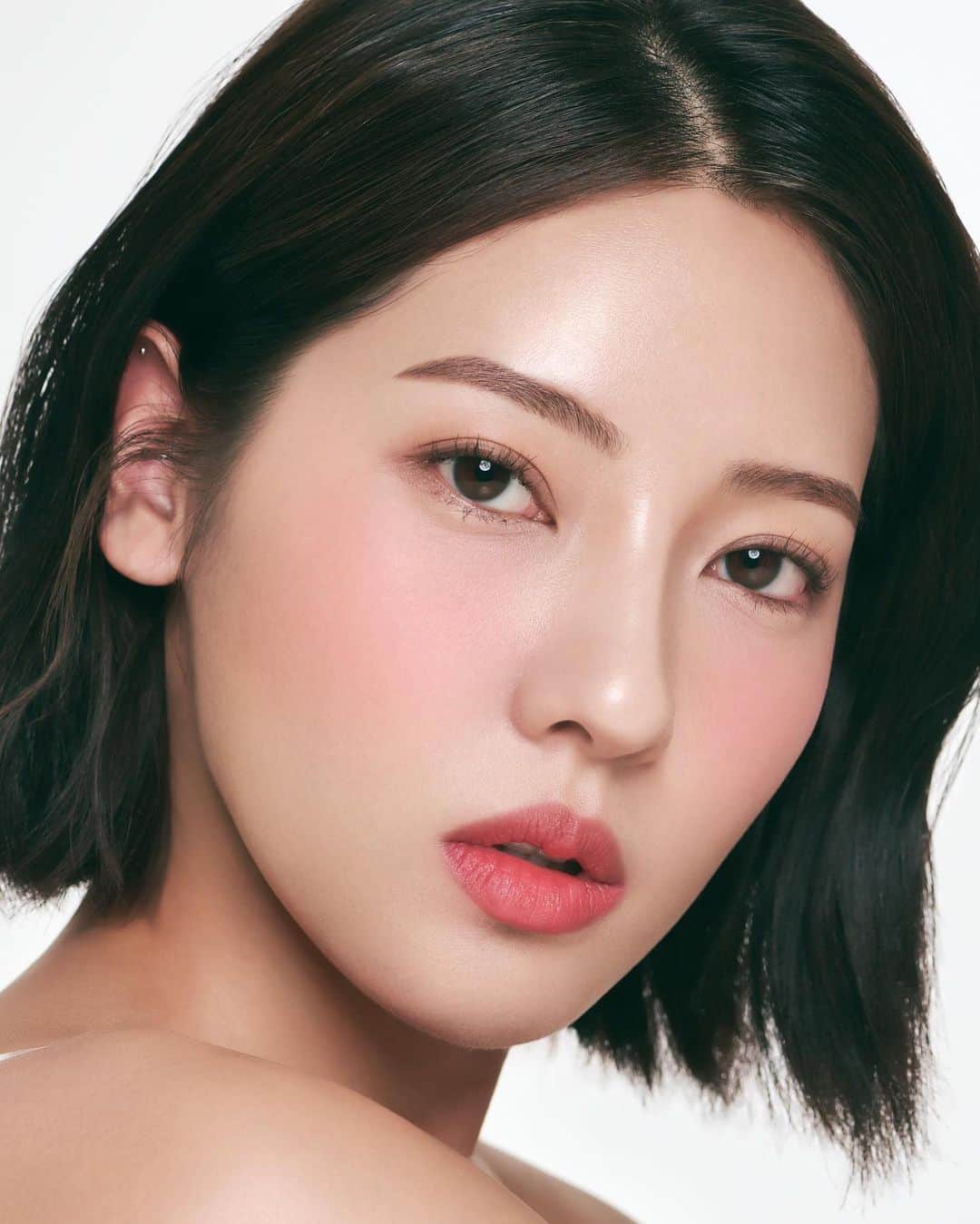 NARSさんのインスタグラム写真 - (NARSInstagram)「Hold their gaze. Achieve an effortless look that still demands attention with Light Reflecting Foundation, featuring medium, buildable coverage that lasts all day, and more NARS must-haves.   #Regram @narscosmeticskorea Lead Makeup Artist @bali_yeo.  Products used: Light Reflecting Foundation Radiant Creamy Concealer Light Reflecting Setting Powder Duo Eyeshadow in St Paul De Vence Blush in Impassioned Afterglow Lip Balm in Orgasm Velvet Matte Lip Pencil in Dolce Vita」5月8日 21時04分 - narsissist