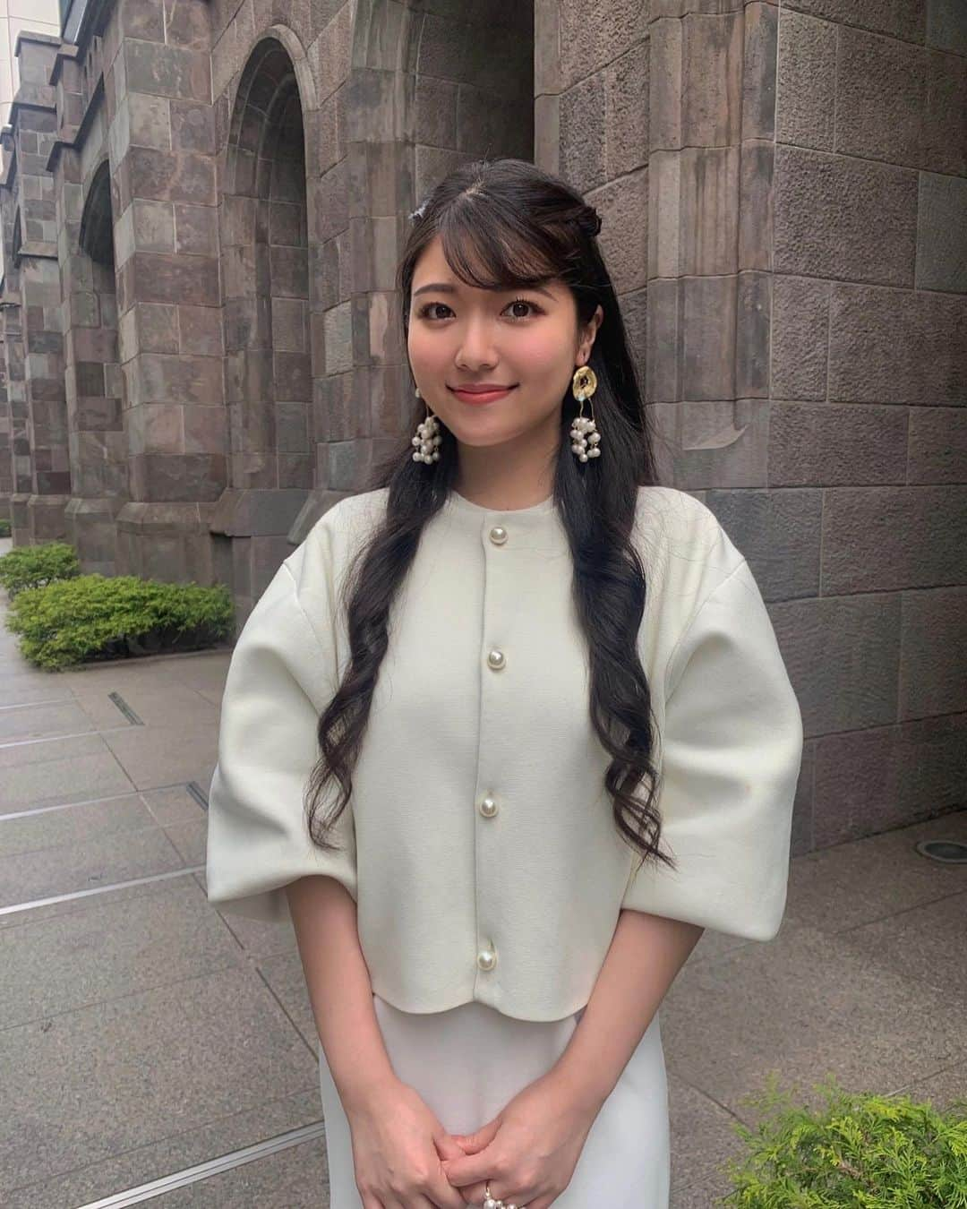 若本美夏海のインスタグラム：「春は白が気分🫶🏻  この前一目惚れしたイヤリング可愛い😮‍💨」