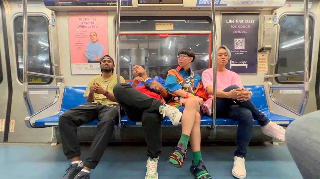 SO-SOさんのインスタグラム写真 - (SO-SOInstagram)「🚇NEW VIDEO🚇  Beatbox Jam in NY Subway (SO-SO, Gene Shinozaki, Chris Celiz, Amit)  Full Ver. is on YouTube  #SOSO #Beatbox #Subway」5月8日 21時05分 - so_so_looper