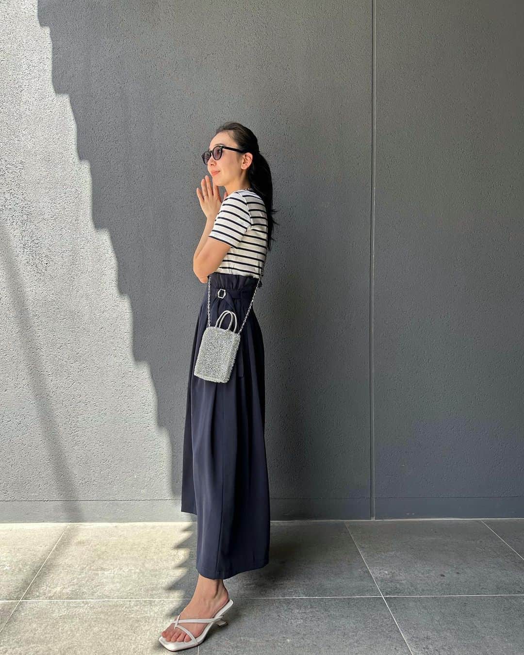 鈴木詩織のインスタグラム：「GWの思い出🤍 たくさん食べてしっかり肥えました🐷  暑い日も何日かあったから半袖で出掛けたりしたよ🫠 @petitbateau_jp のTシャツは着心地良いから大好き♡もう何枚目かな？というくらい。 162cmですがボーダー柄なので少しゆとりをもたせたくてSサイズに🙋🏻‍♀️  ネイビーのワイドパンツと合わせて色をまとめてみました🐟  ⁡  ⁡  #shiorin_styling#Sponsored#petitbateau#プチバトー#プチバトーT#Tシャツ#Tシャツコーデ#クルーネックTシャツ#オーガニックコットン#Tシャツコーデ#プチバトー130周年」