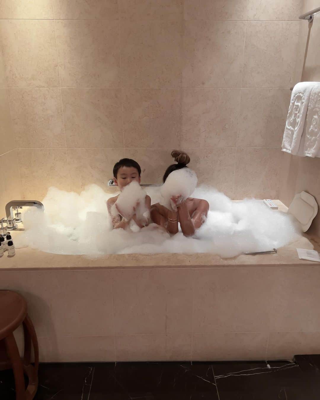 Miwakoさんのインスタグラム写真 - (MiwakoInstagram)「night time🌙 ・ 自分のスキンケアなんてやってる暇なーい💦ってドタバタしてたbaby時期から こっさんも成長し🥹 息子と二人の時間も♡ パパと二人の時間も♡ そして1人の時も♡少しづつ取り戻せてきたのかな？ ・ 家族一人一人の時間と 家族3人の時間の配分がよき感じになってきた気がする最近😌 ・ ・ #bathtime  #nighttimeroutine  #stregisosaka  #relaxtime  #relaxnight  #familytime  #hoteltime  #familytrips  #morningcoffee  #morningtime🌞  #morningoutfit  #バスタイム  #スキンケア大好き  #リラックスタイム  #ホカンス  #セントレジス #セントレジス大阪」5月8日 21時06分 - miwamam888