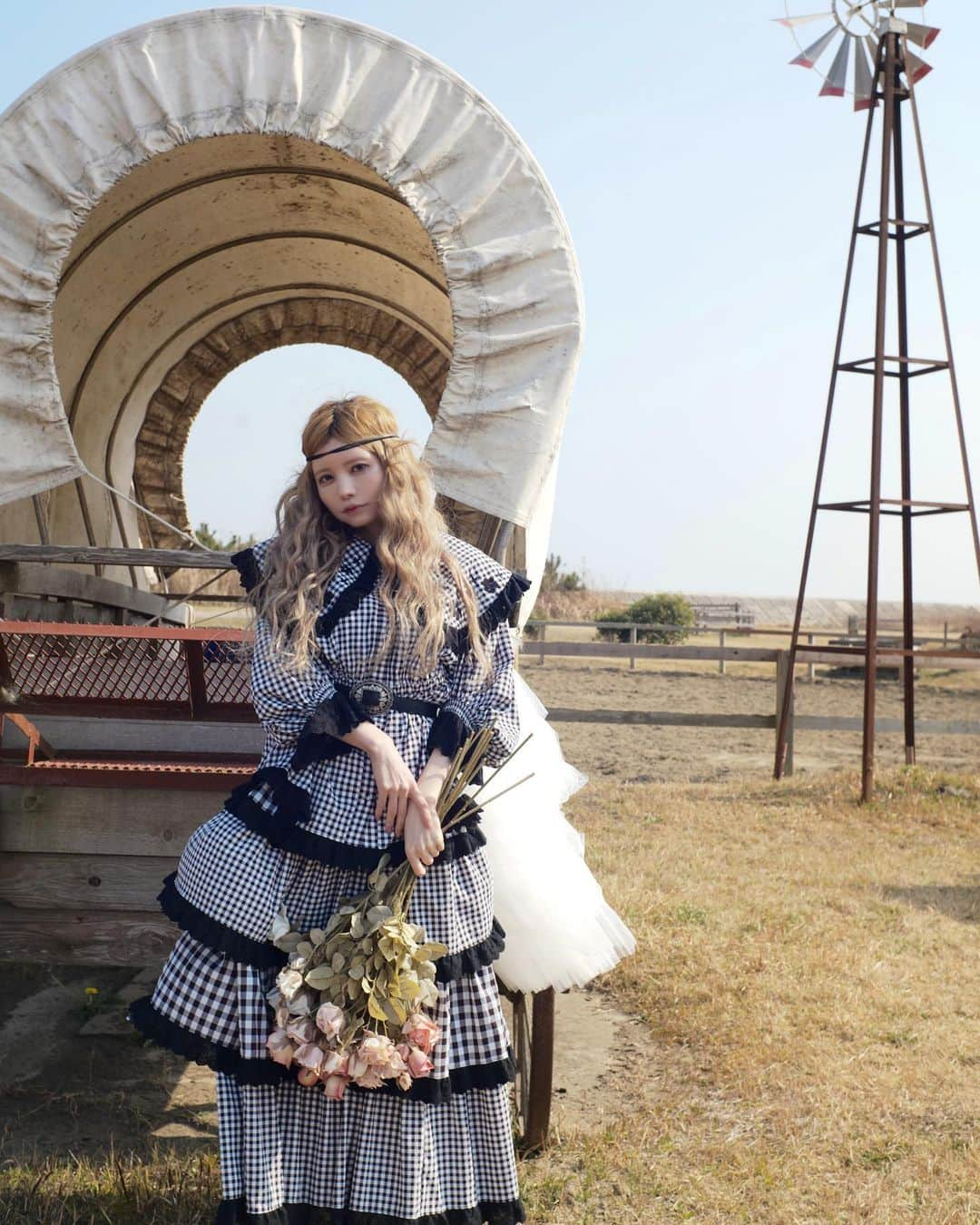 益若つばささんのインスタグラム写真 - (益若つばさInstagram)「ボヘミアン💐👢🏹 ⁡ コンタクトはやっぱりスワンブルー🩵🦢が可愛い。 @bambi_angelcolor  ⁡ マスカラはDOLLYWINKの新作のブラック。 なが〜く繊細なまつ毛になるのが好き。　@dolly_wink  ⁡ ⁡ チーはDiorのバックステージ フェイス グロウ パレット　004 ローズゴールド ⁡ ヘアメイクさんにつけてもらったんだけど、頬の部分がキラキラして可愛くて私も買っちゃった。  写真が苦手で実物以下に写る方必見← 写真の撮られ方(他撮りのコツ)もYouTubeに載せたから観てみてね📷 加工すればいいと諦めてる人多いから、現実世界のレベル上げをしていこうね🌈 撮られ方がわかればいいこといっぱい🏹  楽しい撮影でした🫶🏻🫶🏻 キャンスパのweb magazineも見てくれたかな？ @candystripper_official なくなる前にチェックしてねー！  #ootd #candystripper #shooting  #makeup」5月8日 21時08分 - tsubasamasuwaka1013