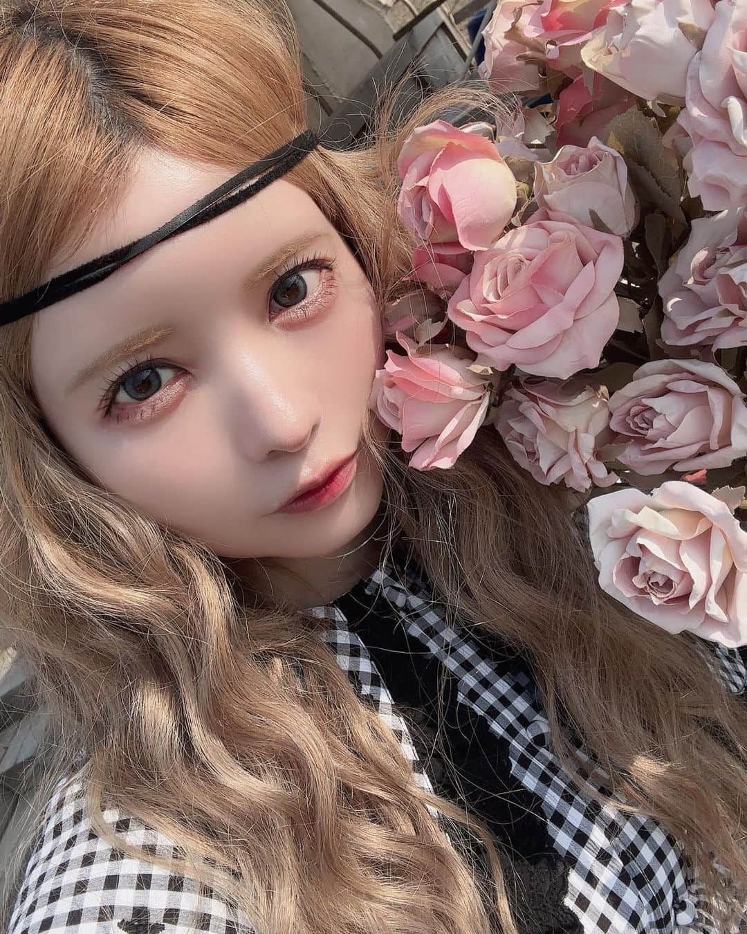 益若つばさのインスタグラム：「ボヘミアン💐👢🏹 ⁡ コンタクトはやっぱりスワンブルー🩵🦢が可愛い。 @bambi_angelcolor  ⁡ マスカラはDOLLYWINKの新作のブラック。 なが〜く繊細なまつ毛になるのが好き。　@dolly_wink  ⁡ ⁡ チーはDiorのバックステージ フェイス グロウ パレット　004 ローズゴールド ⁡ ヘアメイクさんにつけてもらったんだけど、頬の部分がキラキラして可愛くて私も買っちゃった。  写真が苦手で実物以下に写る方必見← 写真の撮られ方(他撮りのコツ)もYouTubeに載せたから観てみてね📷 加工すればいいと諦めてる人多いから、現実世界のレベル上げをしていこうね🌈 撮られ方がわかればいいこといっぱい🏹  楽しい撮影でした🫶🏻🫶🏻 キャンスパのweb magazineも見てくれたかな？ @candystripper_official なくなる前にチェックしてねー！  #ootd #candystripper #shooting  #makeup」