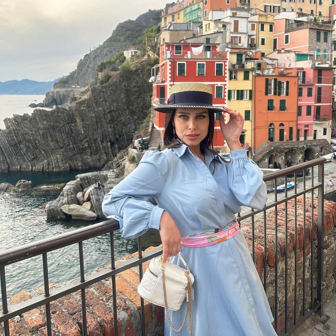 ボルサリーノさんのインスタグラム写真 - (ボルサリーノInstagram)「Pure Italian hat taste. The savvy lifestyle influencer @anastasiacasaluci interprets wanderlust with the best of #MadeinItaly shown here donning a Borsalino #ss23 handcrafted boater hat with a classic #navyblue hat band. #Hatyourdiversity & discover more top collection highlights now on www.borsalino.com  #Riomaggiore #CinqueTerre #Italy #Travel #Wanderlust #Vacation #BeautifulDestinations #ItalianRiviera #NatureLover #DiscoverItalia #BorsalinonBoater #Borsalinohat #stylepostcards #BorsalinoWorld #springessentials #stylishaccessories #stylishinfluencers」5月8日 21時09分 - borsalino_world