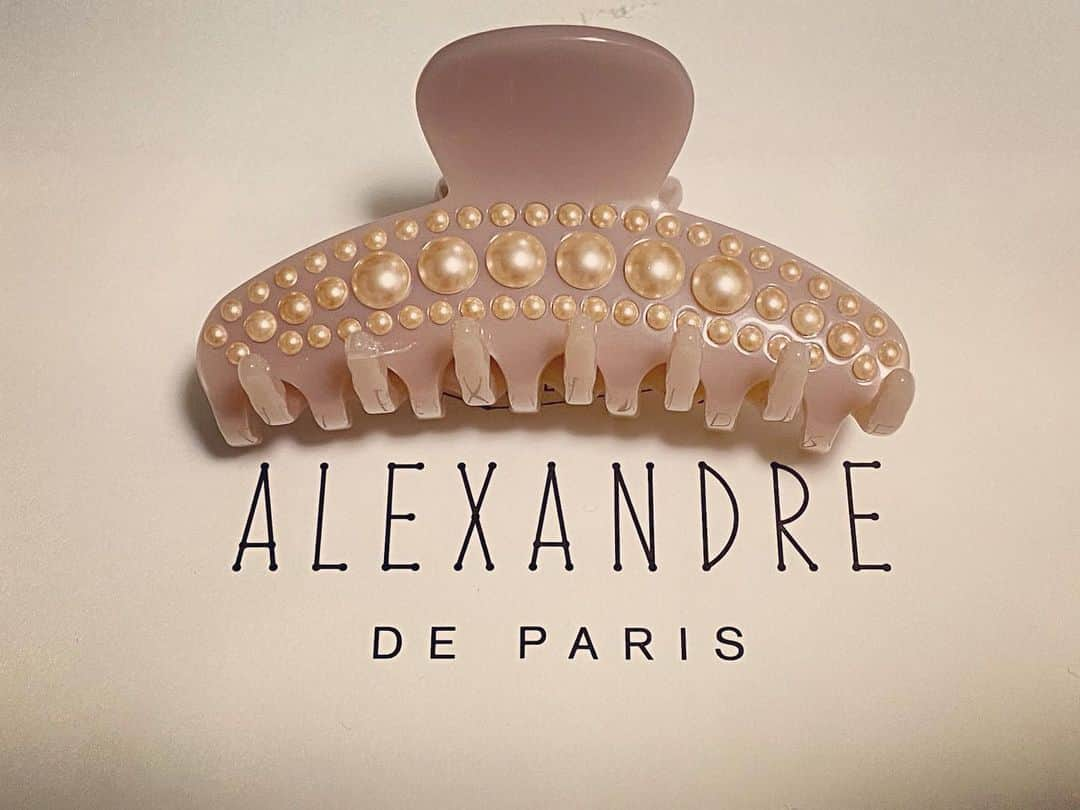 水瀬千尋のインスタグラム：「ピンクベージュにピンクのパール。あまりにかわいい…🥰 #alexandredeparis」