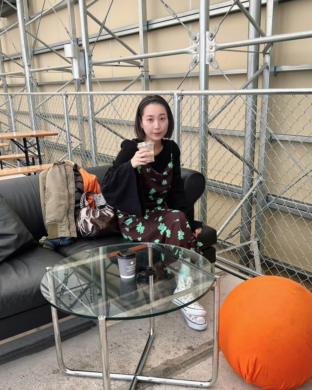 tappy1119のインスタグラム：「暖かいと好きな服着れるの 最高⤴︎ 🥝🍊  昔買ったALPHAのチビma1  後ろデニムでずっとお気に入り。」