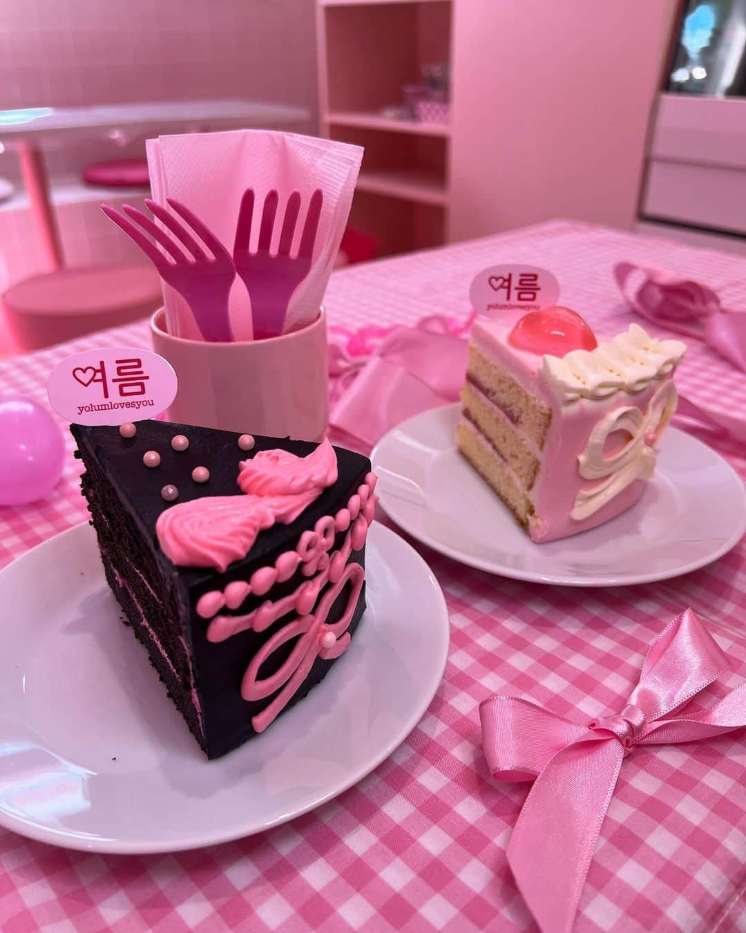 杉山佳那恵さんのインスタグラム写真 - (杉山佳那恵Instagram)「@yolumlovesyou にて めっちゃ可愛いBirthday cakeで @rina__sakurai とお誕生日を お祝いしてきたよ😛💗  ここのcafeとにかく可愛くて 誕生日会とか推し活にも最適っ💕  ケーキも自分で好きなデザインを オーダー出来るのだよっ✌️  私的に黒のチョコケーキが めっちゃ美味しくて大好きっ💗  原宿の駅近なので是非！  #yolumcafe#birthday#birthdaycake#かわいい#cafe#原宿」5月8日 21時11分 - kanaxxy_0421