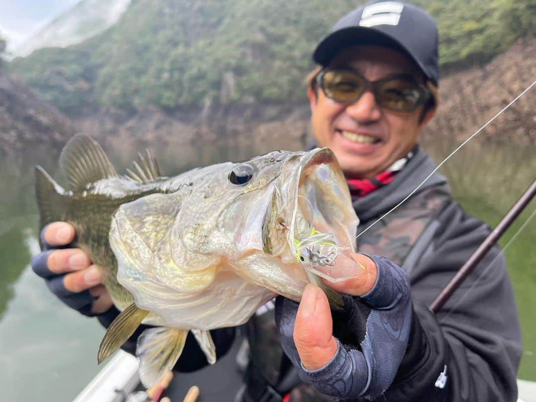 清水盛三のインスタグラム：「本日Bigmama fishing tvをYouTubeの方にアップしました⤴︎ 前回のBigmama fishing tvはモーニングバイト時に一つ一つのヒントからデカいのを探して釣る的な事でしたが今回のBigmama fishing tvは真昼間の晴天無風状態でもリアクションベイトを駆使して釣れる可能性を紹介しています！ 是非参考にしてもらって可能性を追い求めて欲しいかなって思います😄 是非見て下さいね‼️ ◦ ◦ ◦ #bigmamafishingtv  #youtube  #モード #modo #msmodo #ワイルドハンチ #wildhunch #ジャックハンマーsb #jackhammersb #エックスオーバー #xover #エバーグリーン #evergreen #ダイワ #daiwa #ジリオンsvtw #ベイトブレス #baitbreath  #フラットピンテール #flatpintail #東レモノフィラメント #toraymonofilament  #エクスレッドns #ゼクー #zeque #devon #モータガイド #motorguide  #マーキュリー #mercury」