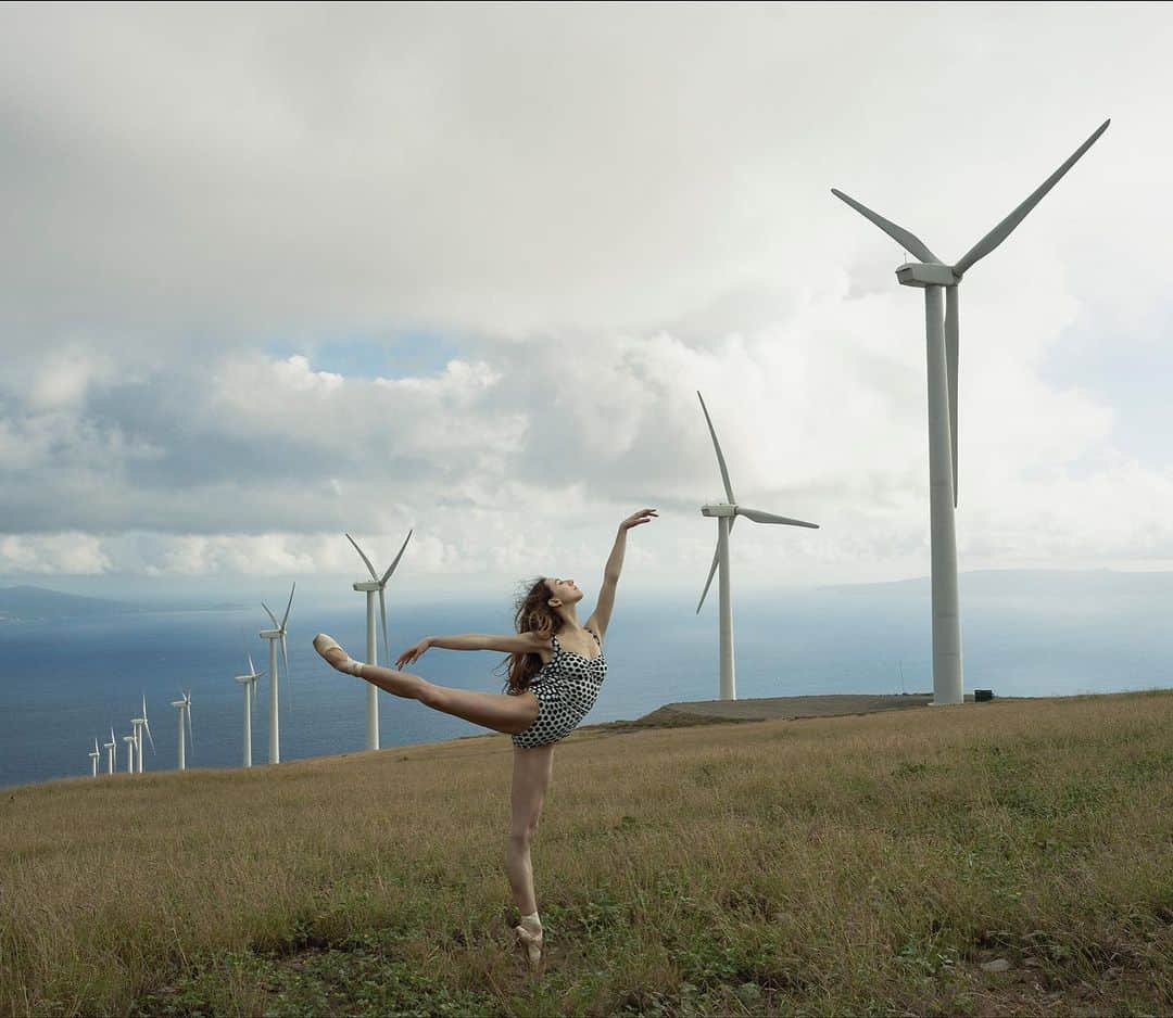 ballerina projectのインスタグラム：「𝐈𝐬𝐚𝐛𝐞𝐥𝐥𝐚 𝐁𝐨𝐲𝐥𝐬𝐭𝐨𝐧 on the Lahaina Pali Trail on the island of Maui.   @isabellaboylston #isabellaboylston #ballerinaproject #lahainapalitrail #maui #hawaii #ballerina #ballet #dance   Ballerina Project 𝗹𝗮𝗿𝗴𝗲 𝗳𝗼𝗿𝗺𝗮𝘁 𝗹𝗶𝗺𝗶𝘁𝗲𝗱 𝗲𝗱𝘁𝗶𝗼𝗻 𝗽𝗿𝗶𝗻𝘁𝘀 and 𝗜𝗻𝘀𝘁𝗮𝘅 𝗰𝗼𝗹𝗹𝗲𝗰𝘁𝗶𝗼𝗻𝘀 on sale in our Etsy store. Link is located in our bio.  𝙎𝙪𝙗𝙨𝙘𝙧𝙞𝙗𝙚 to the 𝐁𝐚𝐥𝐥𝐞𝐫𝐢𝐧𝐚 𝐏𝐫𝐨𝐣𝐞𝐜𝐭 on Instagram to have access to exclusive and never seen before content. 🩰」
