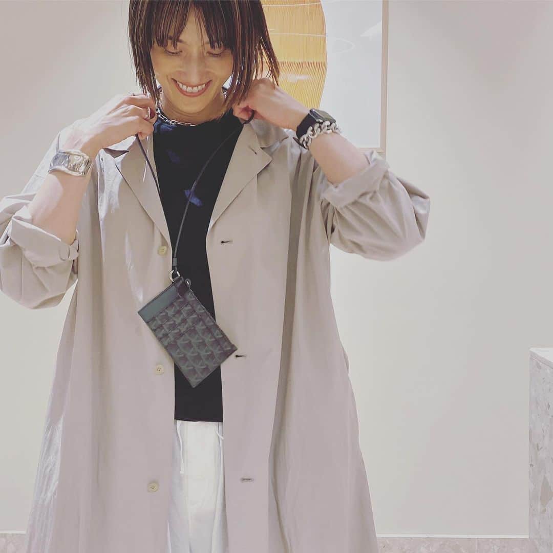 坪田あさみさんのインスタグラム写真 - (坪田あさみInstagram)「軽くてコーディネートしやすい上質なレザーバッグが、なんだかんだ一番使えるという話。  この春六本木ヒルズは新しい店舗がオープンしたり リニューアルしたりしていて見所が満載なのですが、 中でもこの春新たにオープンしたイタリアのレザーブランド 「フェリージ」に先日お邪魔してきました☺️  #bag @felisi_japan  フェリージは上質なレザーを中心とした クラフツマンシップあふれるバッグや 小物が充実しているのですが、軽くて丈夫、 コーディネートにも取り入れやすいという 私がバッグに求める必須条件を備えた アイテムが揃っているので、以前から気になっておりました。  そして一番気に入ったのが、写真1枚目の黒いトート。 あまりにベーシックな商品で恐縮ですが（笑）、 上質なレザー、シンプルなデザイン、たっぷり入る容量、 そして軽い、しゃれているという、 仕事で荷物が多い私のような人にとって、 なんだかんだいって一番出番が多いのは こういうバッグなのです。  さらに軽さを求めるなら、 ナイロン素材のものもおすすめ（写真4枚め）。 持ち手などにレザーを組み合わせているので高級感もばっちり。  ちなみにこのシリーズ、六本木ヒルズ店ではオープンを記念してピンクも限定でラインナップ（写真5枚目）。 こちらもかわいい💕  そしてICカードを入れたり、ワイヤレスイヤホンを入れたり する素敵なケースも発見（写真6、7枚目）。 こういうものにこそこだわりたいなーと改めて思いました🙌🏼  新しい季節が始まり、心機一転新しいバッグで 気合いを入れたい方はぜひ店舗まで足を運んでみてくださいね☺️  #大人カジュアル #大人カジュアルスタイル #大人カジュアルファッション #大人カジュアルコーデ #きれいめコーデ #大人カジュアルコーディネート #大人カジュアル服　#こなれ感 #こなれカジュアル #こなれ #こなれコーデ　#40代 #40代ファッション #40代コーデ　#50代 #50代ファッション #50代コーデ#Felisi #felisi #フェリージ #leather #レザー #newopen #bag #totebag #バッグ #トートバッグ #六本木ヒルズ #pr」5月8日 21時16分 - asamit1201