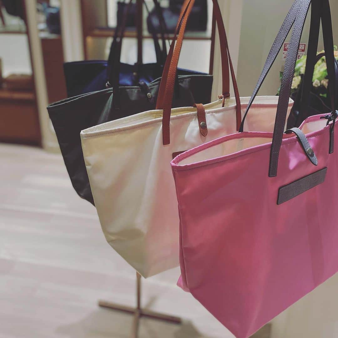 坪田あさみさんのインスタグラム写真 - (坪田あさみInstagram)「軽くてコーディネートしやすい上質なレザーバッグが、なんだかんだ一番使えるという話。  この春六本木ヒルズは新しい店舗がオープンしたり リニューアルしたりしていて見所が満載なのですが、 中でもこの春新たにオープンしたイタリアのレザーブランド 「フェリージ」に先日お邪魔してきました☺️  #bag @felisi_japan  フェリージは上質なレザーを中心とした クラフツマンシップあふれるバッグや 小物が充実しているのですが、軽くて丈夫、 コーディネートにも取り入れやすいという 私がバッグに求める必須条件を備えた アイテムが揃っているので、以前から気になっておりました。  そして一番気に入ったのが、写真1枚目の黒いトート。 あまりにベーシックな商品で恐縮ですが（笑）、 上質なレザー、シンプルなデザイン、たっぷり入る容量、 そして軽い、しゃれているという、 仕事で荷物が多い私のような人にとって、 なんだかんだいって一番出番が多いのは こういうバッグなのです。  さらに軽さを求めるなら、 ナイロン素材のものもおすすめ（写真4枚め）。 持ち手などにレザーを組み合わせているので高級感もばっちり。  ちなみにこのシリーズ、六本木ヒルズ店ではオープンを記念してピンクも限定でラインナップ（写真5枚目）。 こちらもかわいい💕  そしてICカードを入れたり、ワイヤレスイヤホンを入れたり する素敵なケースも発見（写真6、7枚目）。 こういうものにこそこだわりたいなーと改めて思いました🙌🏼  新しい季節が始まり、心機一転新しいバッグで 気合いを入れたい方はぜひ店舗まで足を運んでみてくださいね☺️  #大人カジュアル #大人カジュアルスタイル #大人カジュアルファッション #大人カジュアルコーデ #きれいめコーデ #大人カジュアルコーディネート #大人カジュアル服　#こなれ感 #こなれカジュアル #こなれ #こなれコーデ　#40代 #40代ファッション #40代コーデ　#50代 #50代ファッション #50代コーデ#Felisi #felisi #フェリージ #leather #レザー #newopen #bag #totebag #バッグ #トートバッグ #六本木ヒルズ #pr」5月8日 21時16分 - asamit1201