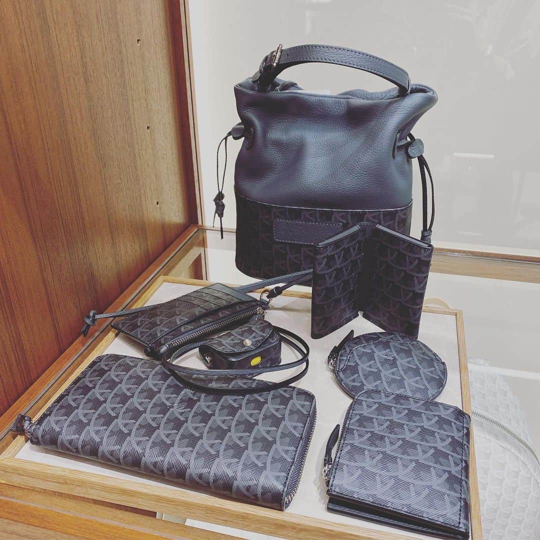坪田あさみさんのインスタグラム写真 - (坪田あさみInstagram)「軽くてコーディネートしやすい上質なレザーバッグが、なんだかんだ一番使えるという話。  この春六本木ヒルズは新しい店舗がオープンしたり リニューアルしたりしていて見所が満載なのですが、 中でもこの春新たにオープンしたイタリアのレザーブランド 「フェリージ」に先日お邪魔してきました☺️  #bag @felisi_japan  フェリージは上質なレザーを中心とした クラフツマンシップあふれるバッグや 小物が充実しているのですが、軽くて丈夫、 コーディネートにも取り入れやすいという 私がバッグに求める必須条件を備えた アイテムが揃っているので、以前から気になっておりました。  そして一番気に入ったのが、写真1枚目の黒いトート。 あまりにベーシックな商品で恐縮ですが（笑）、 上質なレザー、シンプルなデザイン、たっぷり入る容量、 そして軽い、しゃれているという、 仕事で荷物が多い私のような人にとって、 なんだかんだいって一番出番が多いのは こういうバッグなのです。  さらに軽さを求めるなら、 ナイロン素材のものもおすすめ（写真4枚め）。 持ち手などにレザーを組み合わせているので高級感もばっちり。  ちなみにこのシリーズ、六本木ヒルズ店ではオープンを記念してピンクも限定でラインナップ（写真5枚目）。 こちらもかわいい💕  そしてICカードを入れたり、ワイヤレスイヤホンを入れたり する素敵なケースも発見（写真6、7枚目）。 こういうものにこそこだわりたいなーと改めて思いました🙌🏼  新しい季節が始まり、心機一転新しいバッグで 気合いを入れたい方はぜひ店舗まで足を運んでみてくださいね☺️  #大人カジュアル #大人カジュアルスタイル #大人カジュアルファッション #大人カジュアルコーデ #きれいめコーデ #大人カジュアルコーディネート #大人カジュアル服　#こなれ感 #こなれカジュアル #こなれ #こなれコーデ　#40代 #40代ファッション #40代コーデ　#50代 #50代ファッション #50代コーデ#Felisi #felisi #フェリージ #leather #レザー #newopen #bag #totebag #バッグ #トートバッグ #六本木ヒルズ #pr」5月8日 21時16分 - asamit1201