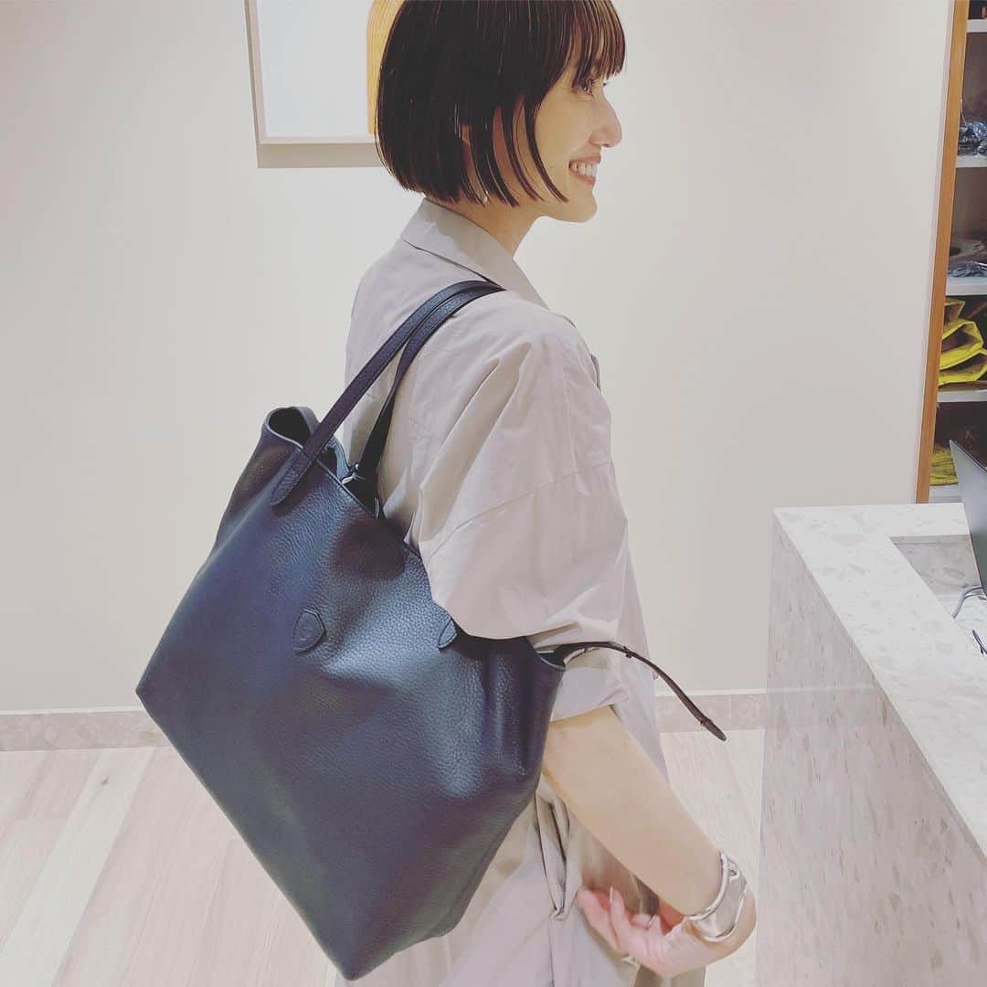 坪田あさみさんのインスタグラム写真 - (坪田あさみInstagram)「軽くてコーディネートしやすい上質なレザーバッグが、なんだかんだ一番使えるという話。  この春六本木ヒルズは新しい店舗がオープンしたり リニューアルしたりしていて見所が満載なのですが、 中でもこの春新たにオープンしたイタリアのレザーブランド 「フェリージ」に先日お邪魔してきました☺️  #bag @felisi_japan  フェリージは上質なレザーを中心とした クラフツマンシップあふれるバッグや 小物が充実しているのですが、軽くて丈夫、 コーディネートにも取り入れやすいという 私がバッグに求める必須条件を備えた アイテムが揃っているので、以前から気になっておりました。  そして一番気に入ったのが、写真1枚目の黒いトート。 あまりにベーシックな商品で恐縮ですが（笑）、 上質なレザー、シンプルなデザイン、たっぷり入る容量、 そして軽い、しゃれているという、 仕事で荷物が多い私のような人にとって、 なんだかんだいって一番出番が多いのは こういうバッグなのです。  さらに軽さを求めるなら、 ナイロン素材のものもおすすめ（写真4枚め）。 持ち手などにレザーを組み合わせているので高級感もばっちり。  ちなみにこのシリーズ、六本木ヒルズ店ではオープンを記念してピンクも限定でラインナップ（写真5枚目）。 こちらもかわいい💕  そしてICカードを入れたり、ワイヤレスイヤホンを入れたり する素敵なケースも発見（写真6、7枚目）。 こういうものにこそこだわりたいなーと改めて思いました🙌🏼  新しい季節が始まり、心機一転新しいバッグで 気合いを入れたい方はぜひ店舗まで足を運んでみてくださいね☺️  #大人カジュアル #大人カジュアルスタイル #大人カジュアルファッション #大人カジュアルコーデ #きれいめコーデ #大人カジュアルコーディネート #大人カジュアル服　#こなれ感 #こなれカジュアル #こなれ #こなれコーデ　#40代 #40代ファッション #40代コーデ　#50代 #50代ファッション #50代コーデ#Felisi #felisi #フェリージ #leather #レザー #newopen #bag #totebag #バッグ #トートバッグ #六本木ヒルズ #pr」5月8日 21時16分 - asamit1201